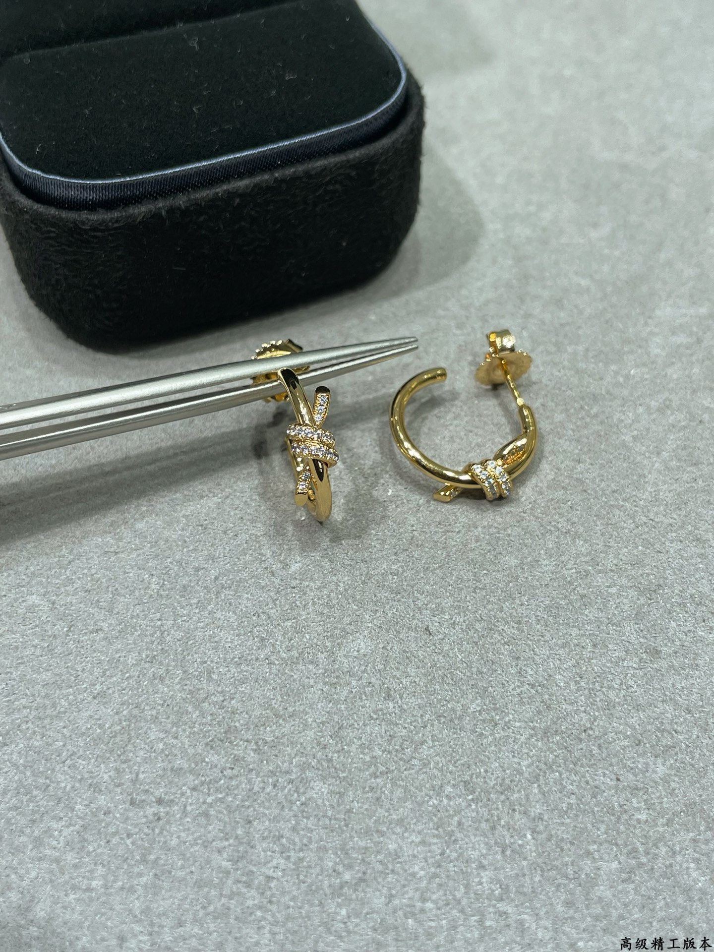 V金材质 官网开版，蒂芙尼CNCT绳结带钻耳圈❤️相互缠绕的末端，是情感联系的有力象征。优雅气质款，性价