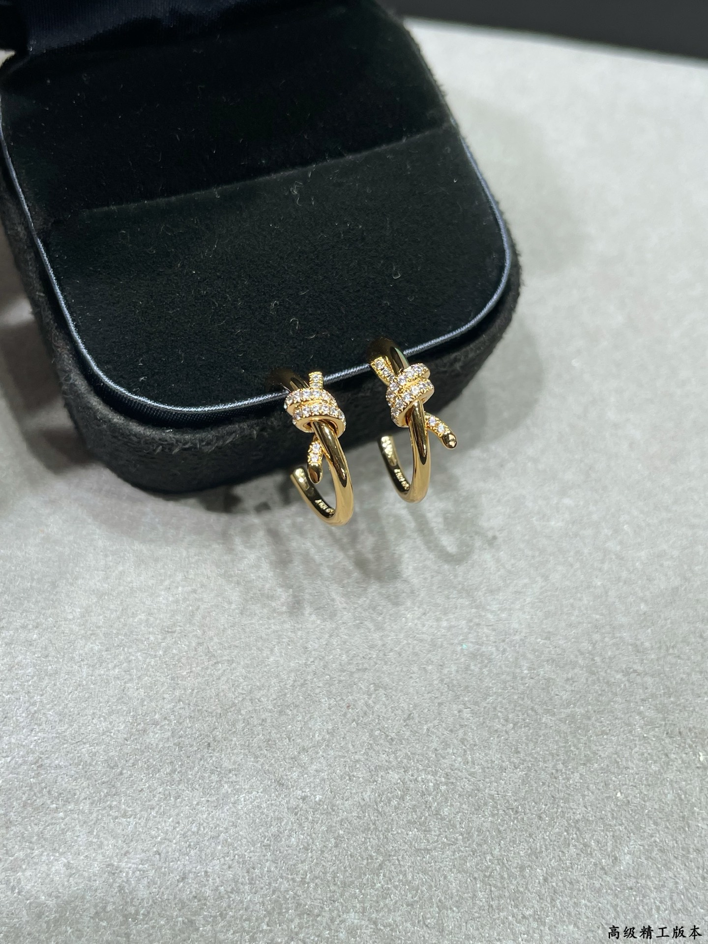 V金材质 官网开版，蒂芙尼CNCT绳结带钻耳圈❤️相互缠绕的末端，是情感联系的有力象征。优雅气质款，性价