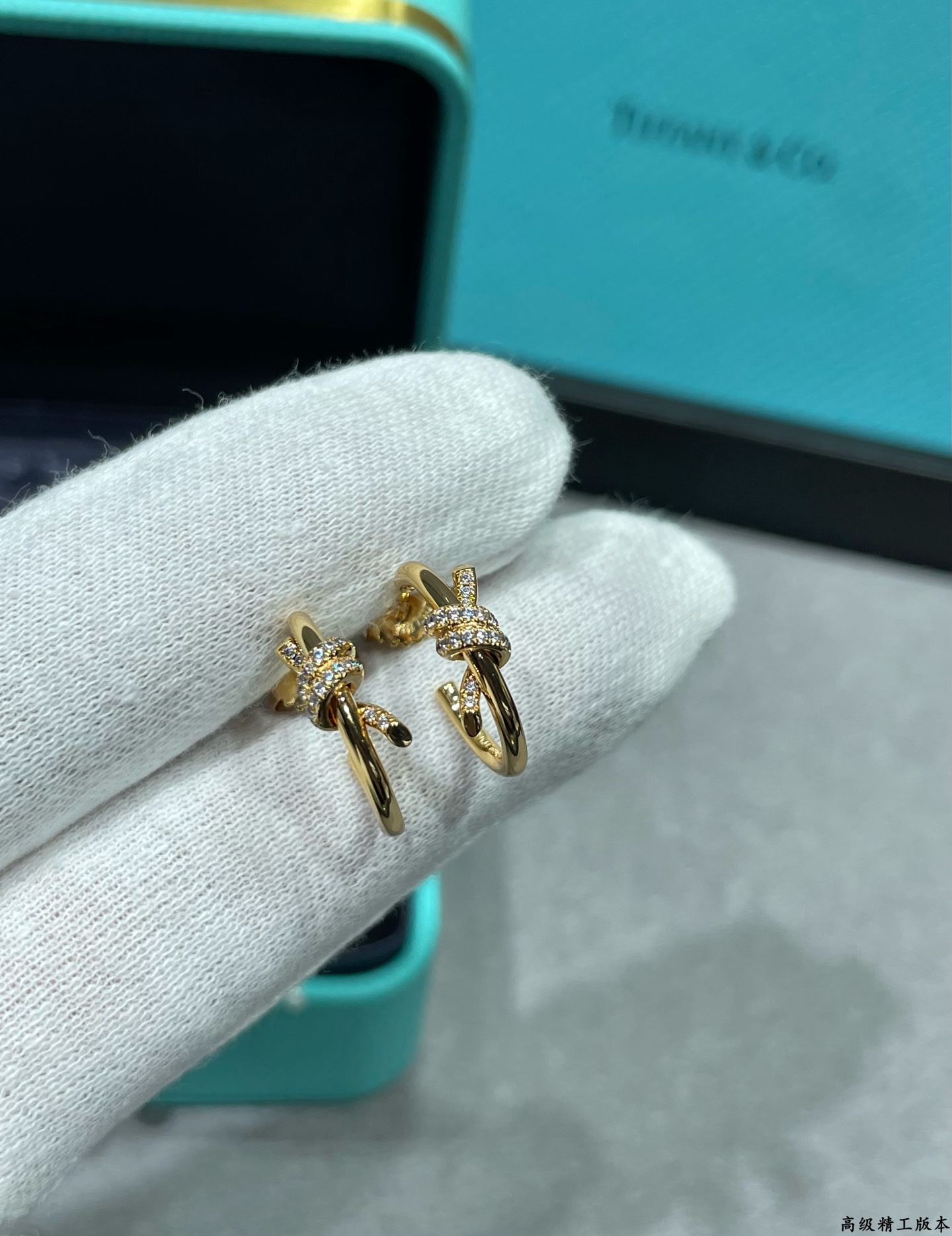 V金材质 官网开版，蒂芙尼CNCT绳结带钻耳圈❤️相互缠绕的末端，是情感联系的有力象征。优雅气质款，性价