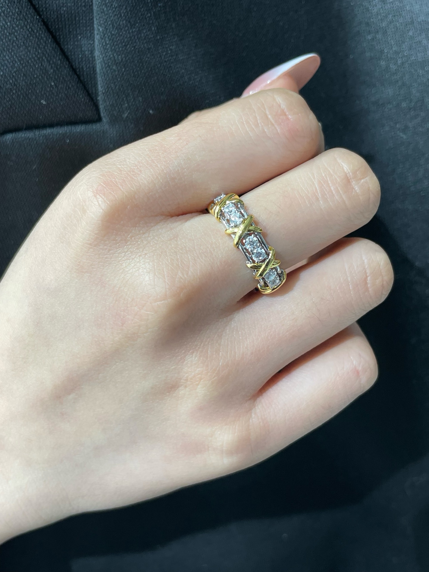 V金材质 （码数56789）蒂芙尼经典款交叉分色戒指💍 呈现 优雅中带着甜美的一款精选 进口电镀厚金 高