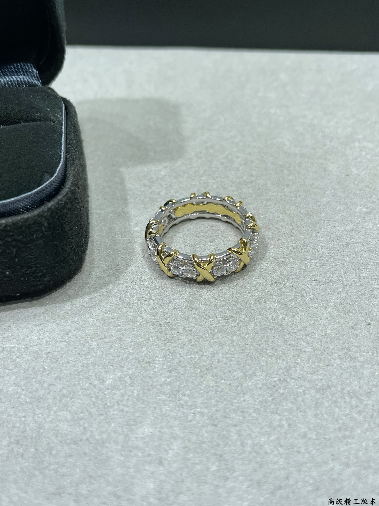 V金材质 （码数56789）蒂芙尼经典款交叉分色戒指💍 呈现 优雅中带着甜美的一款精选 进口电镀厚金 高