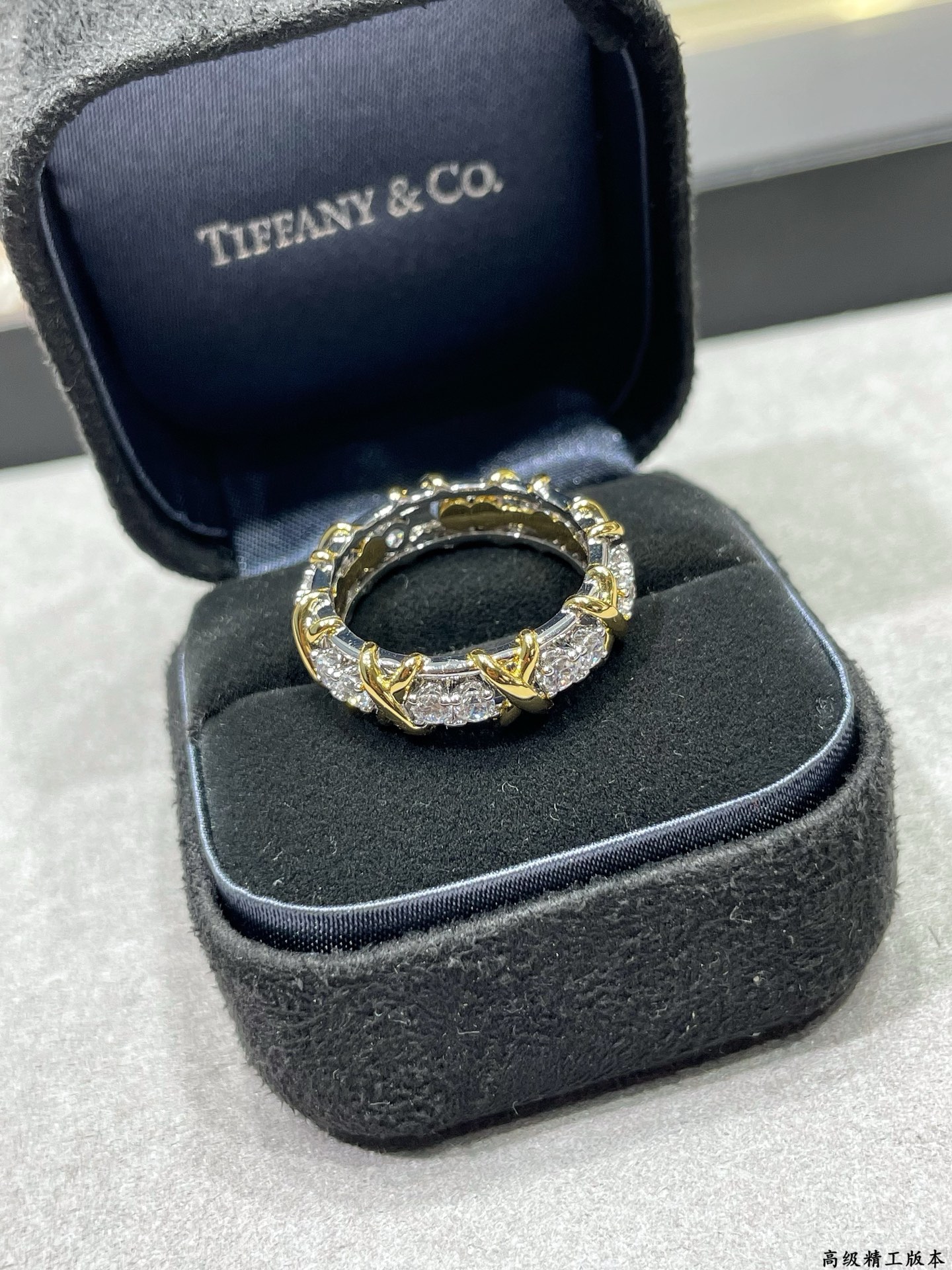 V金材质 （码数56789）蒂芙尼经典款交叉分色戒指💍 呈现 优雅中带着甜美的一款精选 进口电镀厚金 高