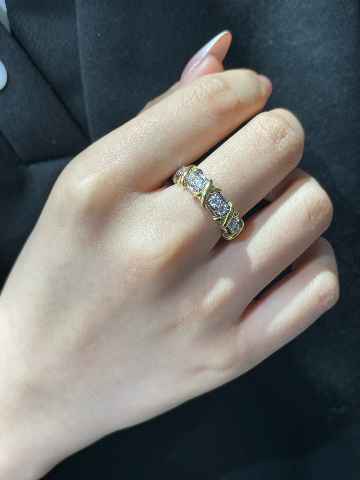 V金材质 （码数56789）蒂芙尼经典款交叉分色戒指💍 呈现 优雅中带着甜美的一款精选 进口电镀厚金 高