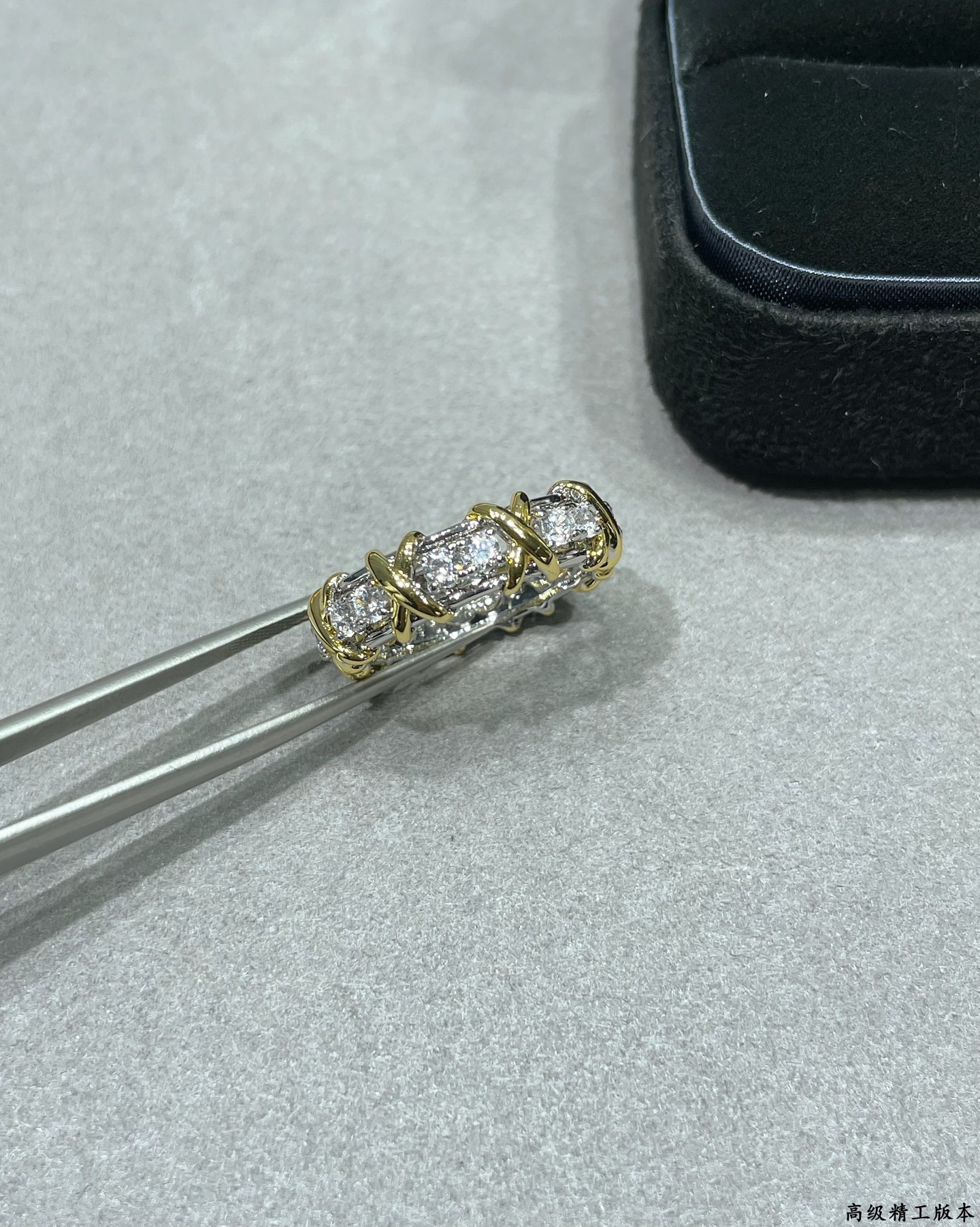 V金材质 （码数56789）蒂芙尼经典款交叉分色戒指💍 呈现 优雅中带着甜美的一款精选 进口电镀厚金 高