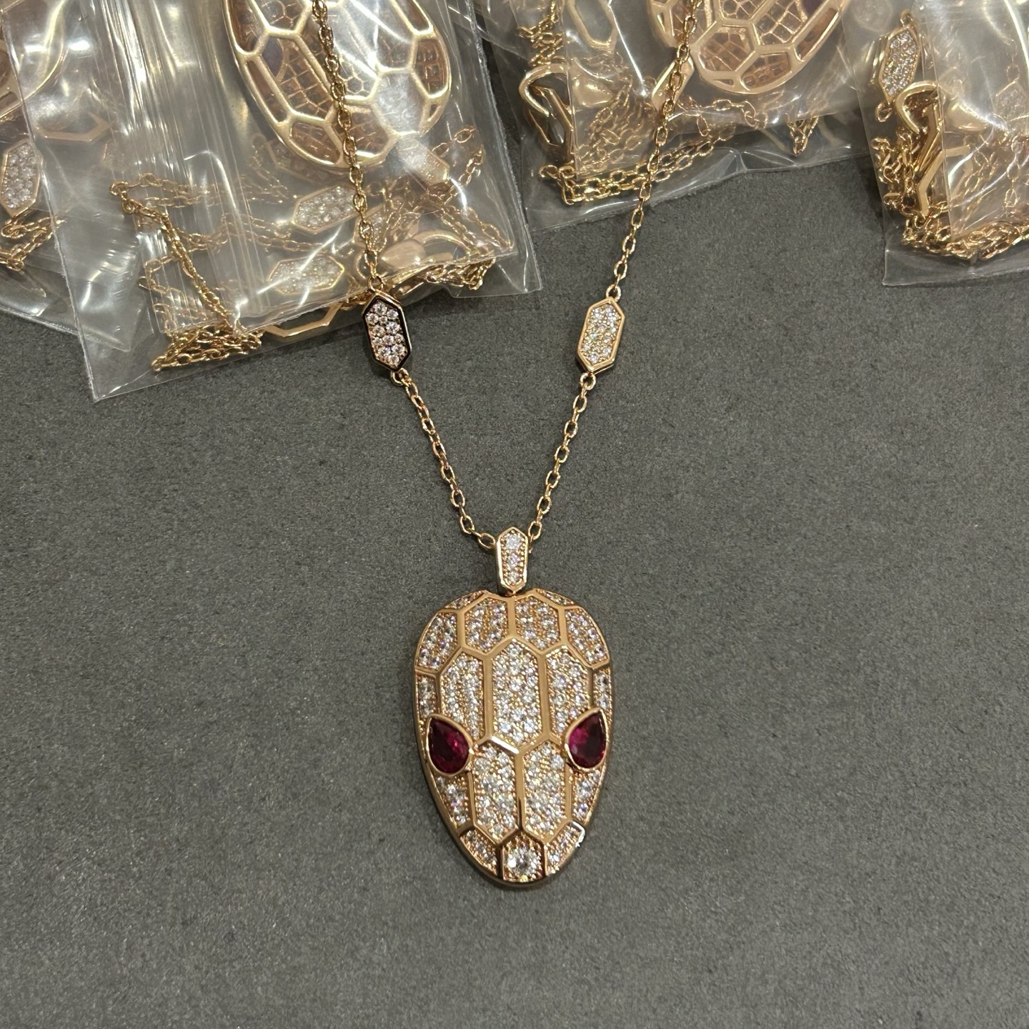 Bulgari's new full diamond snake necklace has arrived - Jewelry
