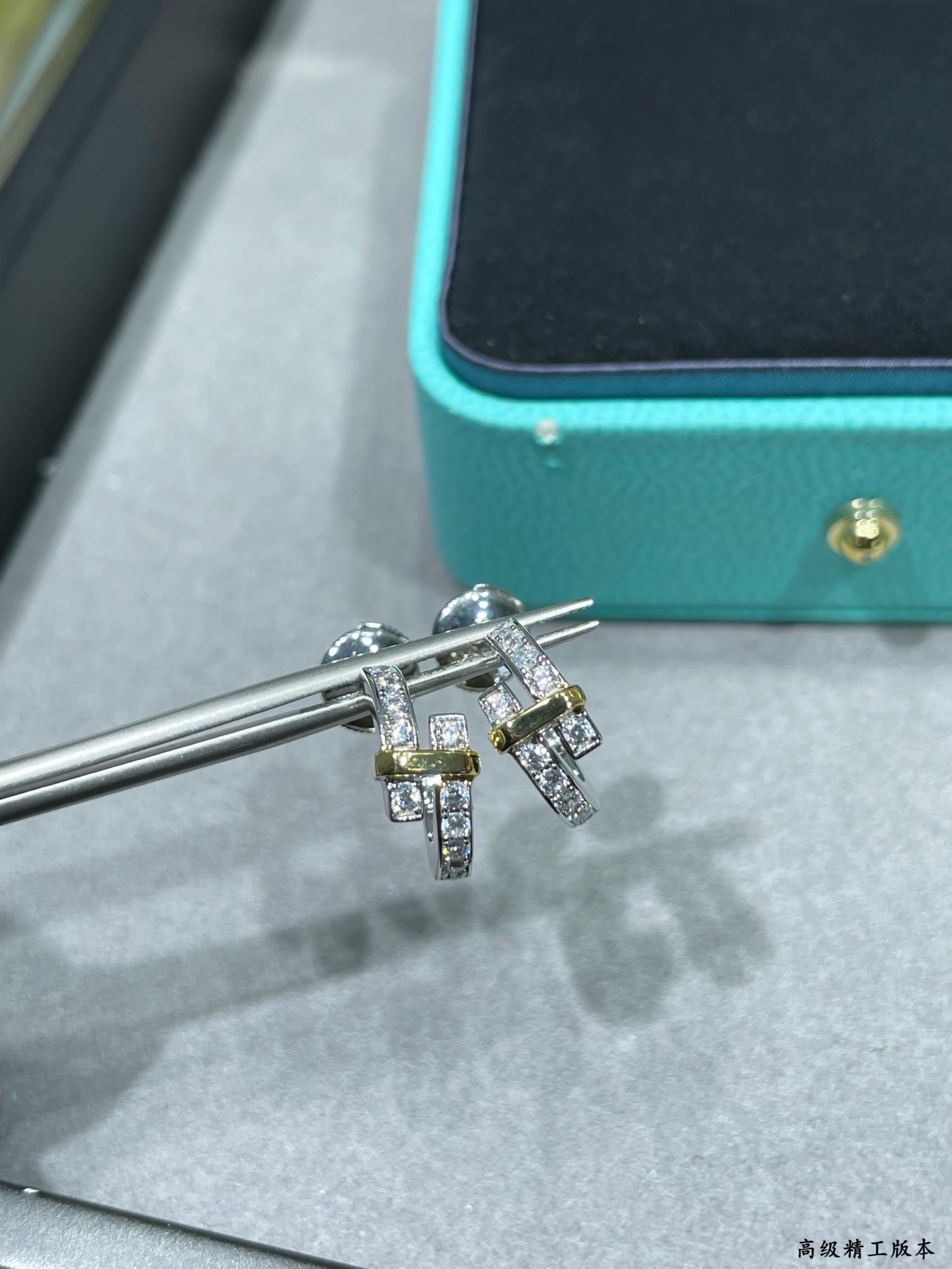 V金材质（分色电镀）蒂芙尼圆形分色耳钉，璀璨闪亮✨Tiffany Edge 系列以当代风格全新演绎钻石珠