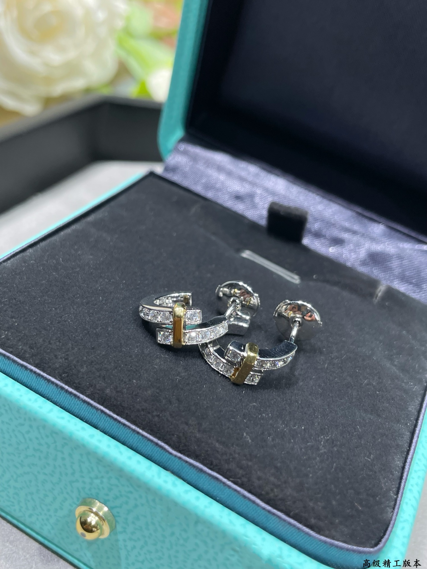 V金材质（分色电镀）蒂芙尼圆形分色耳钉，璀璨闪亮✨Tiffany Edge 系列以当代风格全新演绎钻石珠