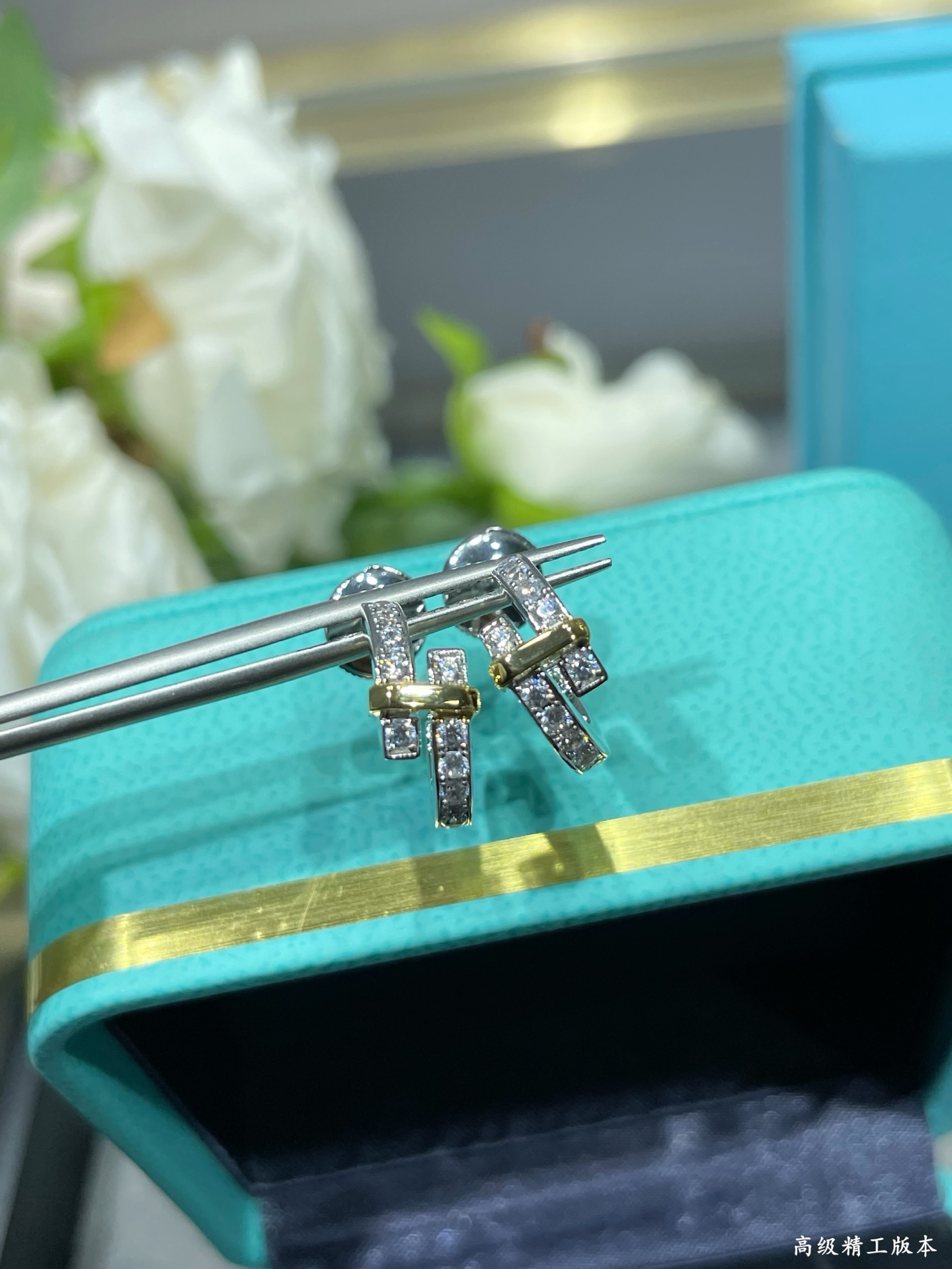 V金材质（分色电镀）蒂芙尼圆形分色耳钉，璀璨闪亮✨Tiffany Edge 系列以当代风格全新演绎钻石珠