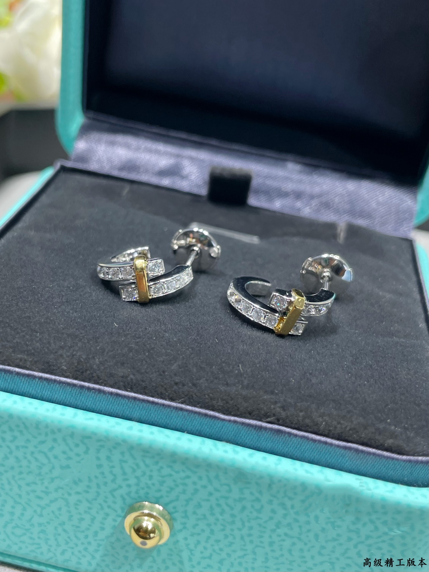 V金材质（分色电镀）蒂芙尼圆形分色耳钉，璀璨闪亮✨Tiffany Edge 系列以当代风格全新演绎钻石珠