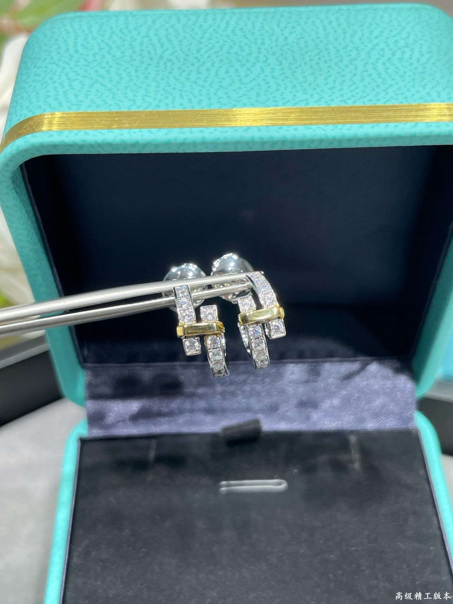 V金材质（分色电镀）蒂芙尼圆形分色耳钉，璀璨闪亮✨Tiffany Edge 系列以当代风格全新演绎钻石珠