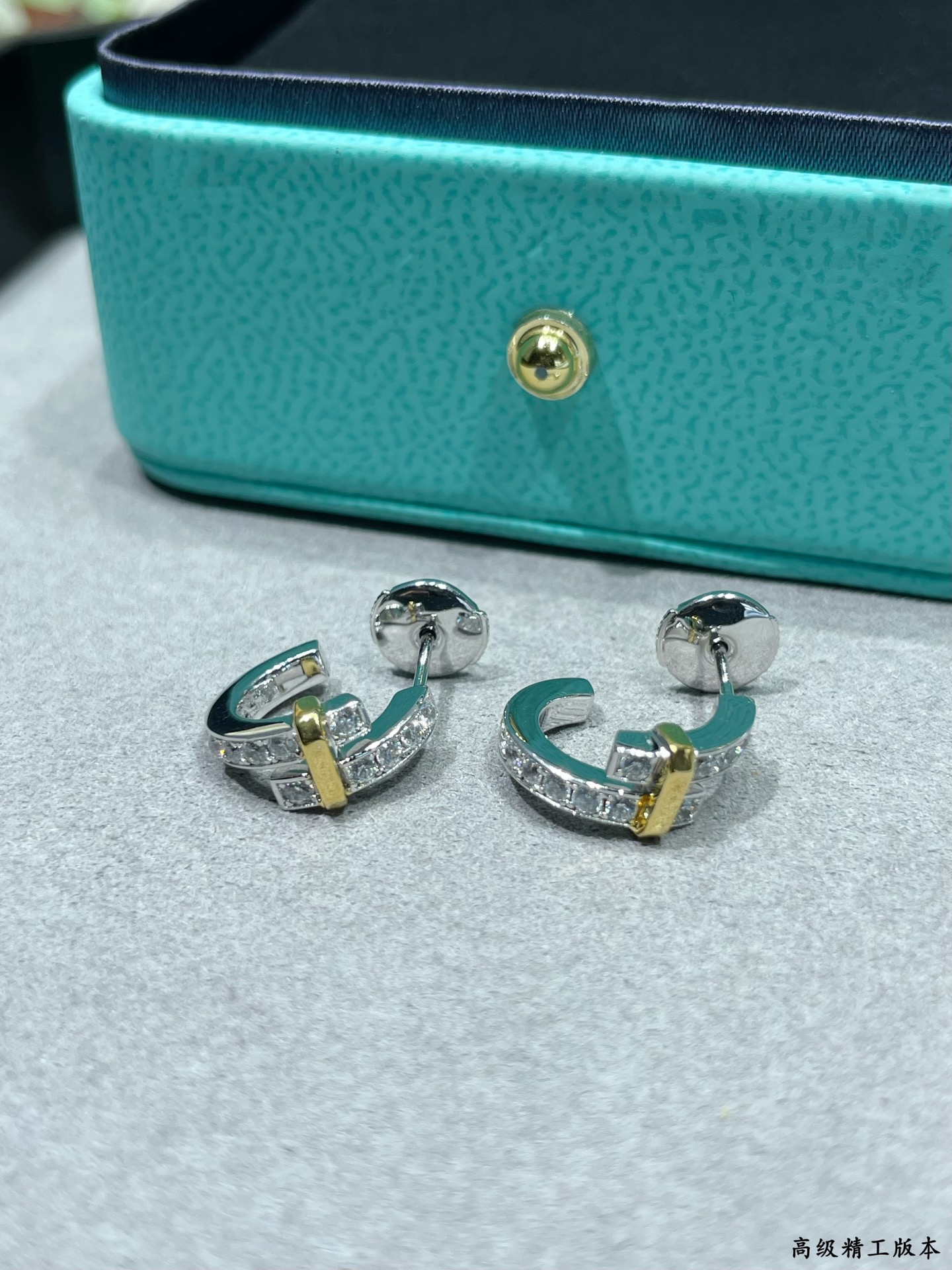 V金材质（分色电镀）蒂芙尼圆形分色耳钉，璀璨闪亮✨Tiffany Edge 系列以当代风格全新演绎钻石珠