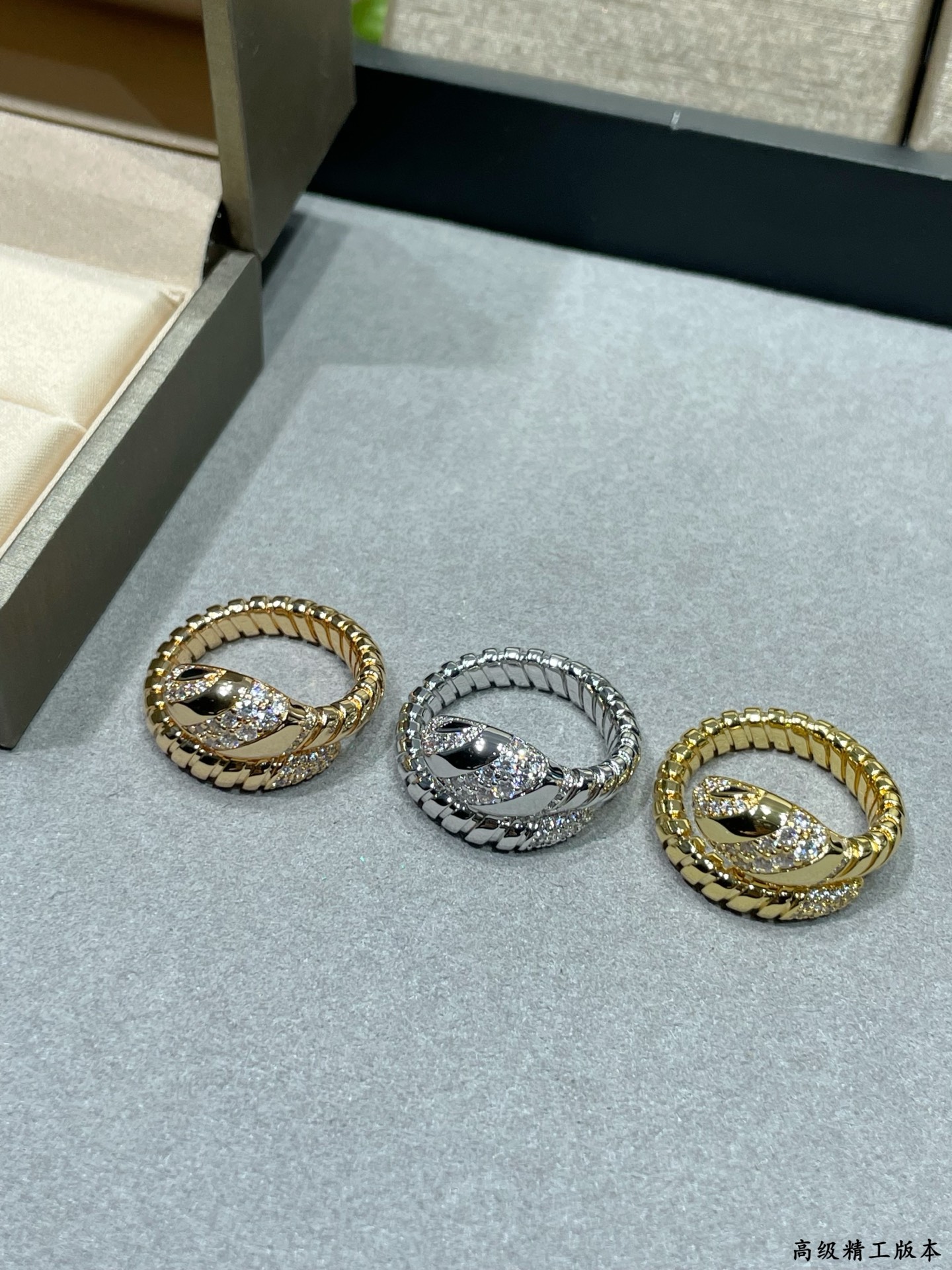 V金材质， 宝格丽灵蛇戒指 码数5.6.7.8。戒指像蜷起的小蛇，镶满碎钻的纹路在光下泛着细碎的闪，扭纹