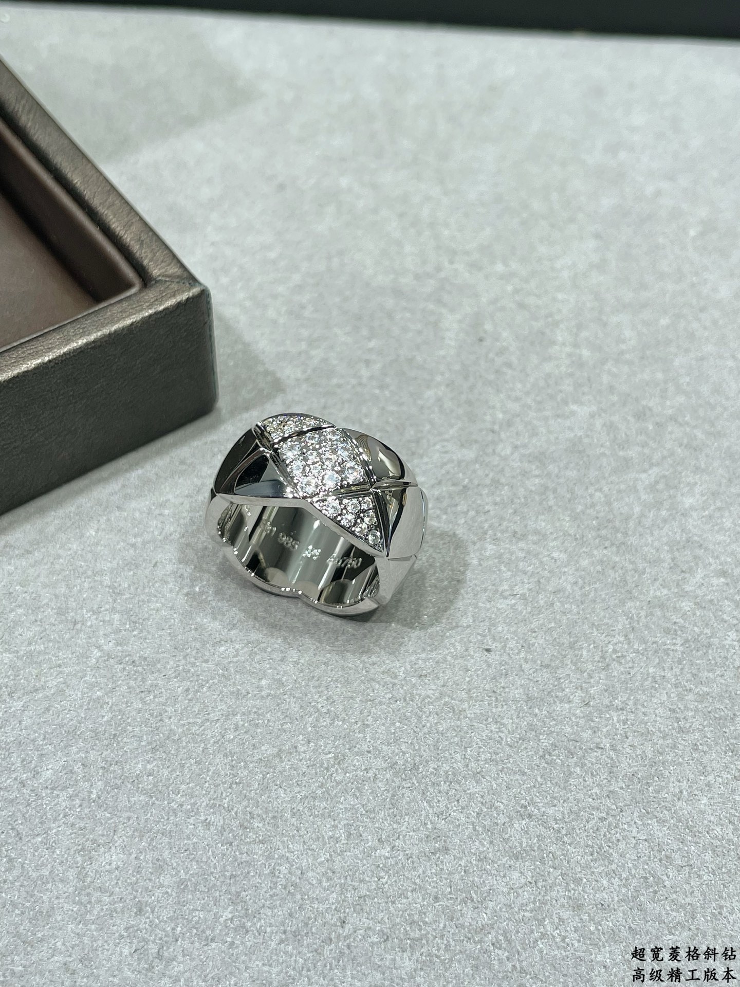 V金材质 香奈儿超宽菱格斜钻戒指💍火。码数6789。香奈儿经典菱格戒指💍热销款 闪亮亮的折射出耀眼的火彩