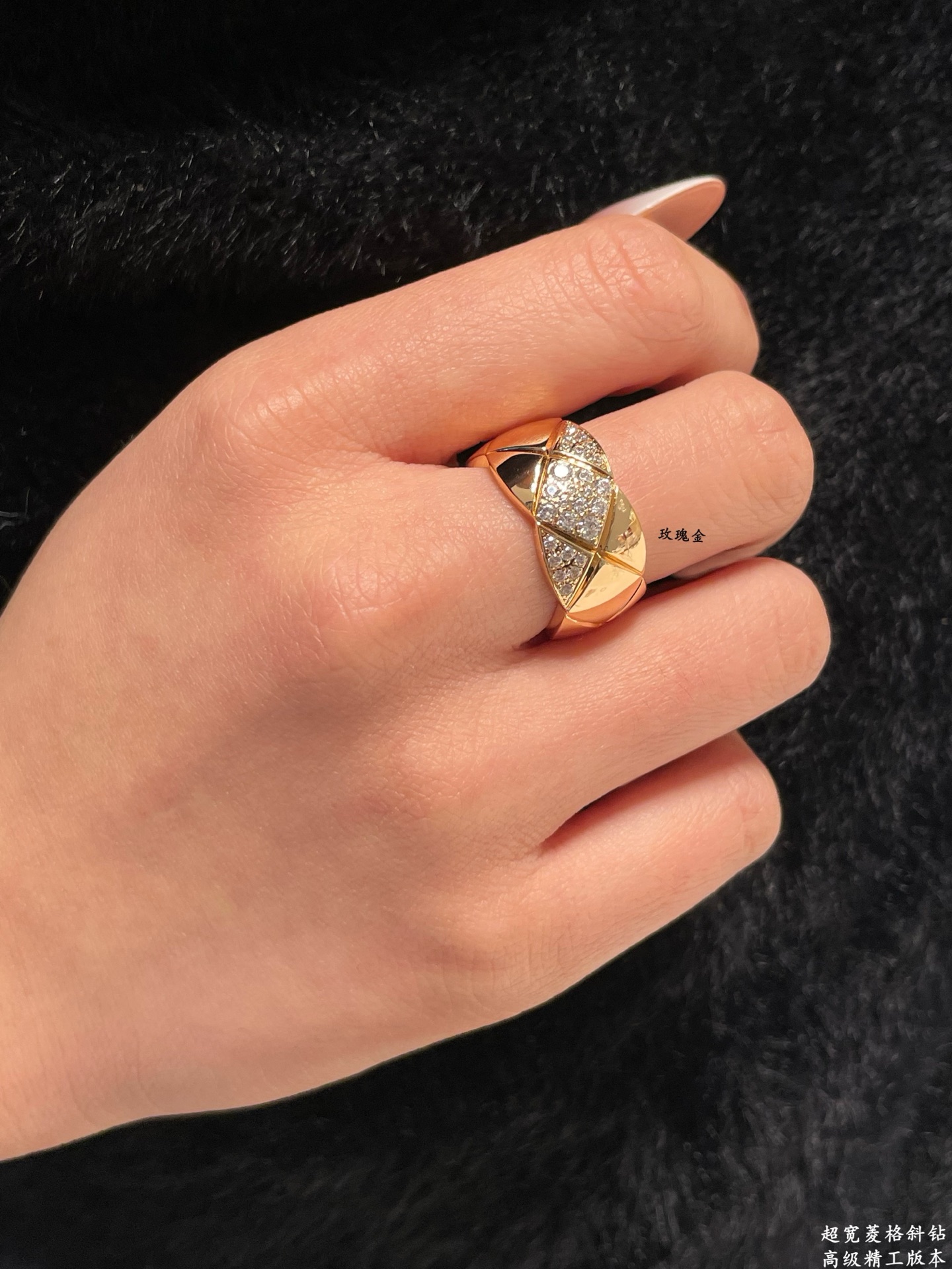 V金材质 香奈儿超宽菱格斜钻戒指💍火。码数6789。香奈儿经典菱格戒指💍热销款 闪亮亮的折射出耀眼的火彩