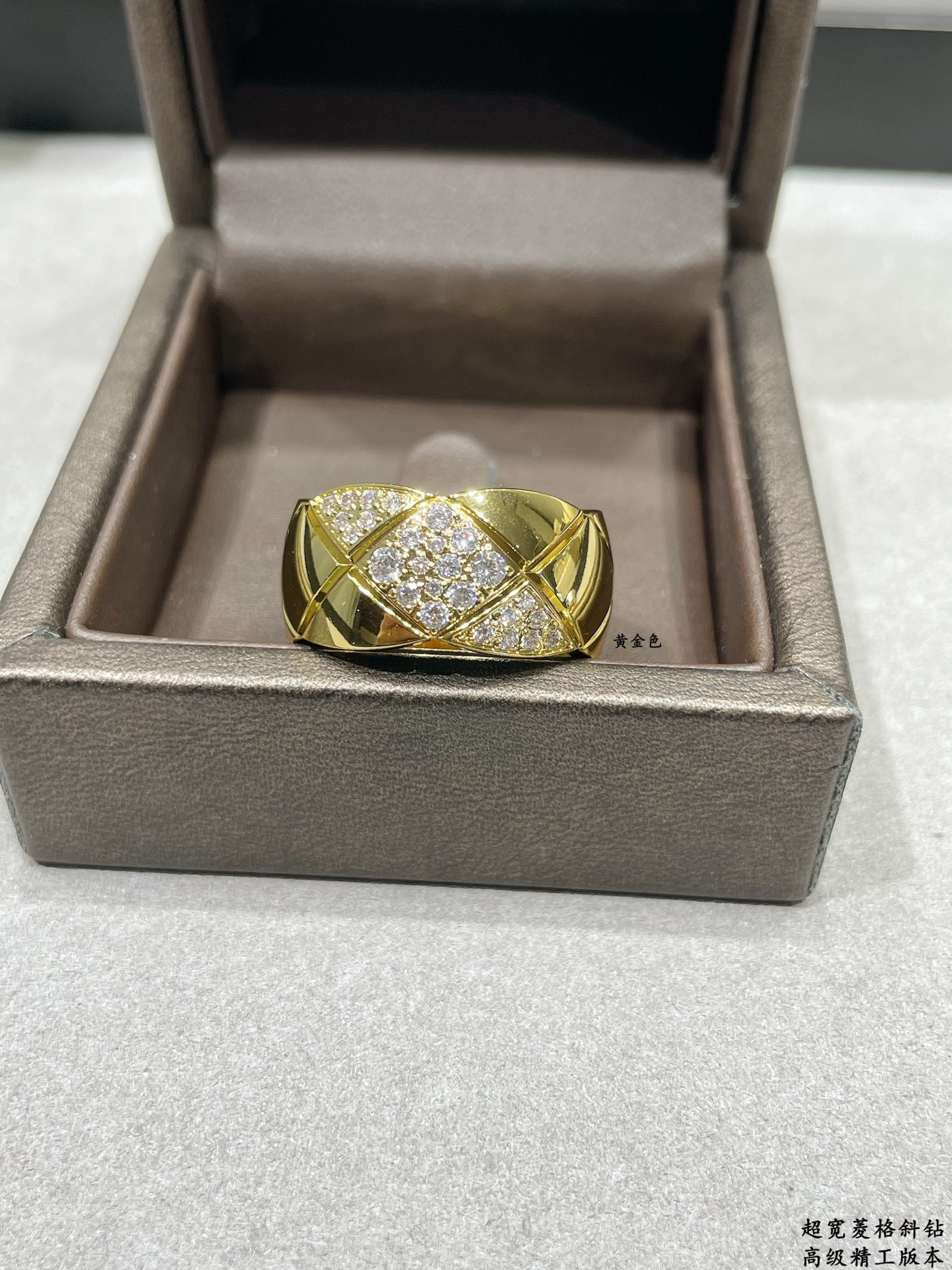 V金材质 香奈儿超宽菱格斜钻戒指💍火。码数6789。香奈儿经典菱格戒指💍热销款 闪亮亮的折射出耀眼的火彩