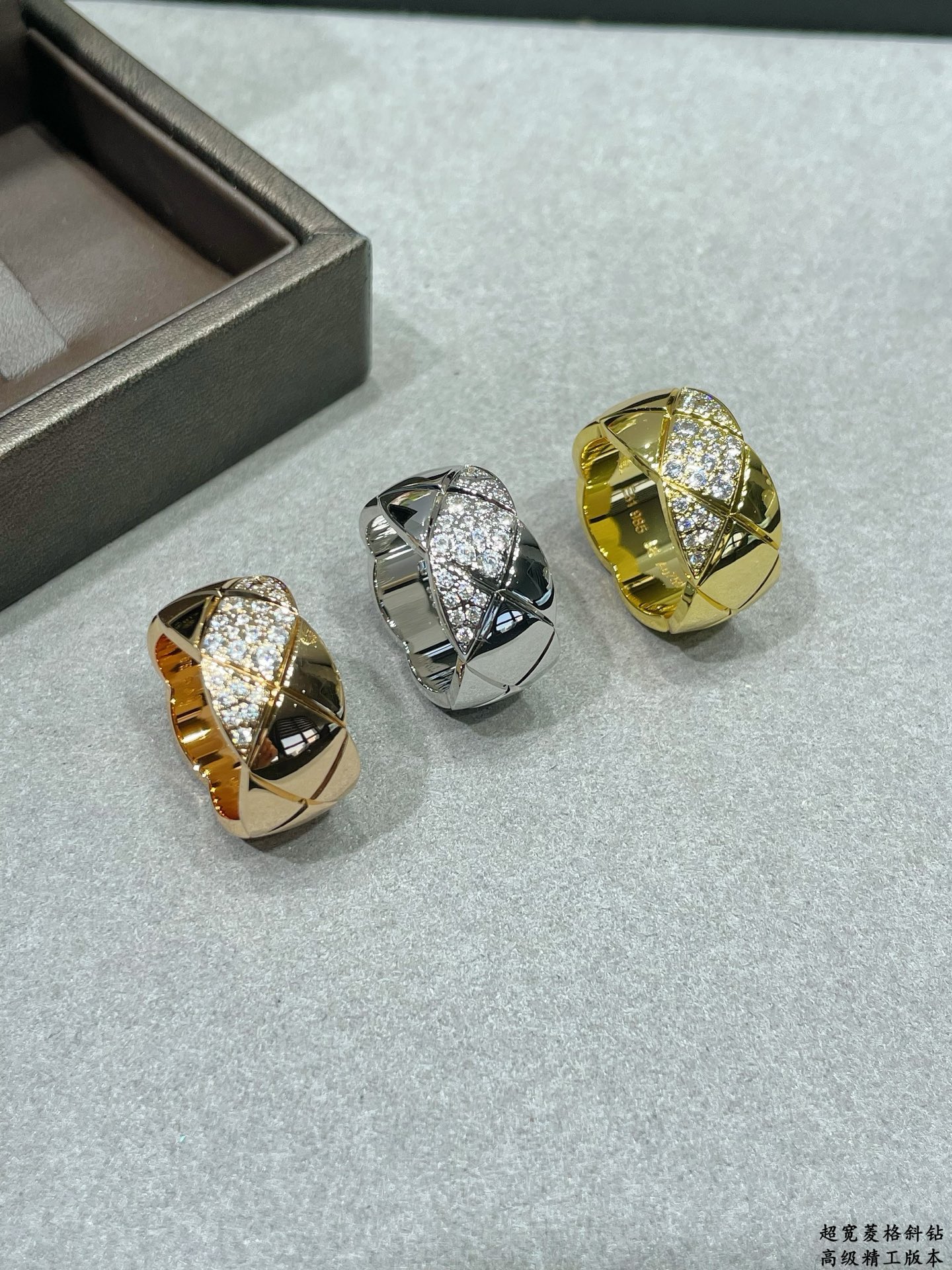 V金材质 香奈儿超宽菱格斜钻戒指💍火。码数6789。香奈儿经典菱格戒指💍热销款 闪亮亮的折射出耀眼的火彩