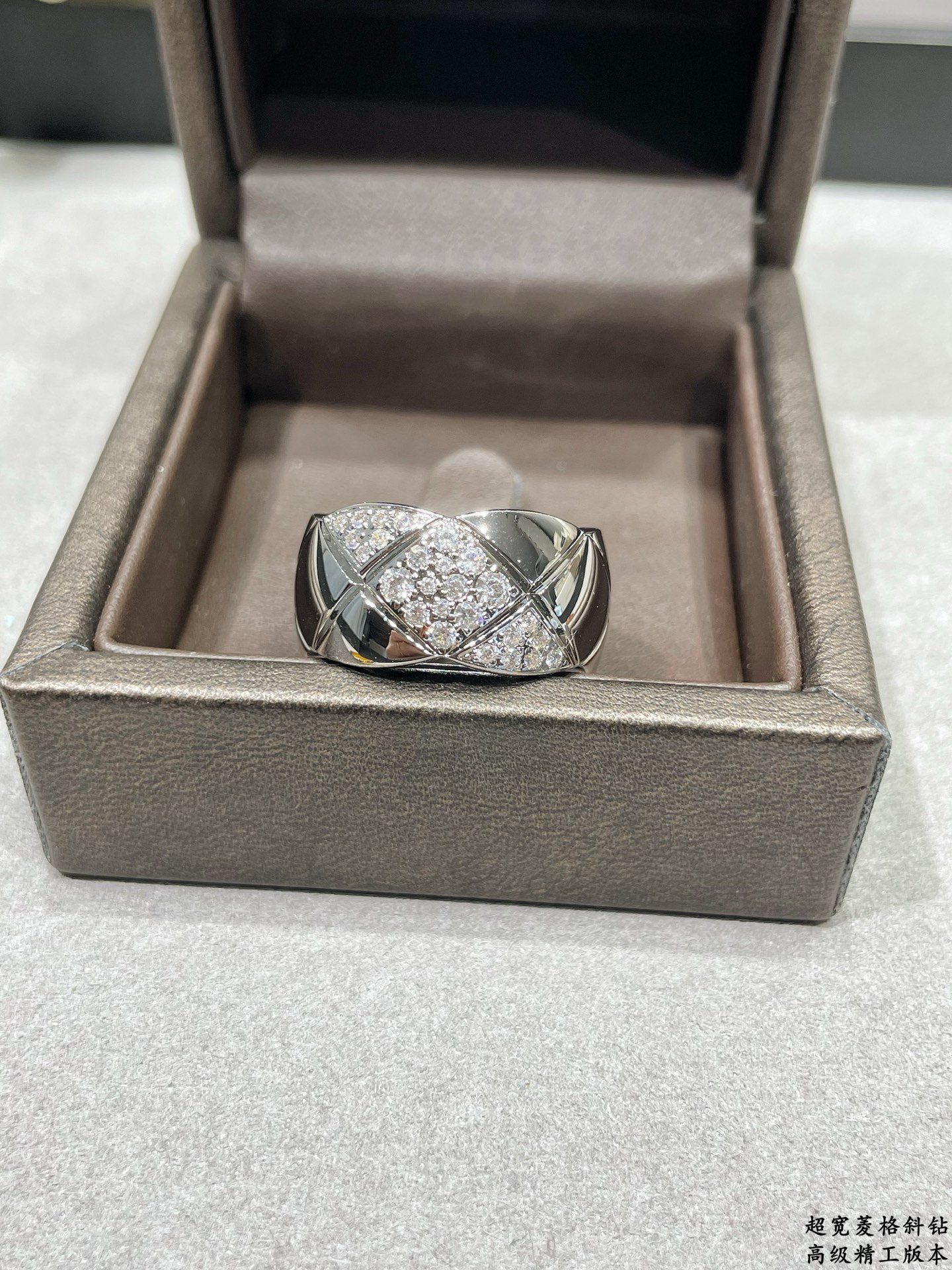 V金材质 香奈儿超宽菱格斜钻戒指💍火。码数6789。香奈儿经典菱格戒指💍热销款 闪亮亮的折射出耀眼的火彩