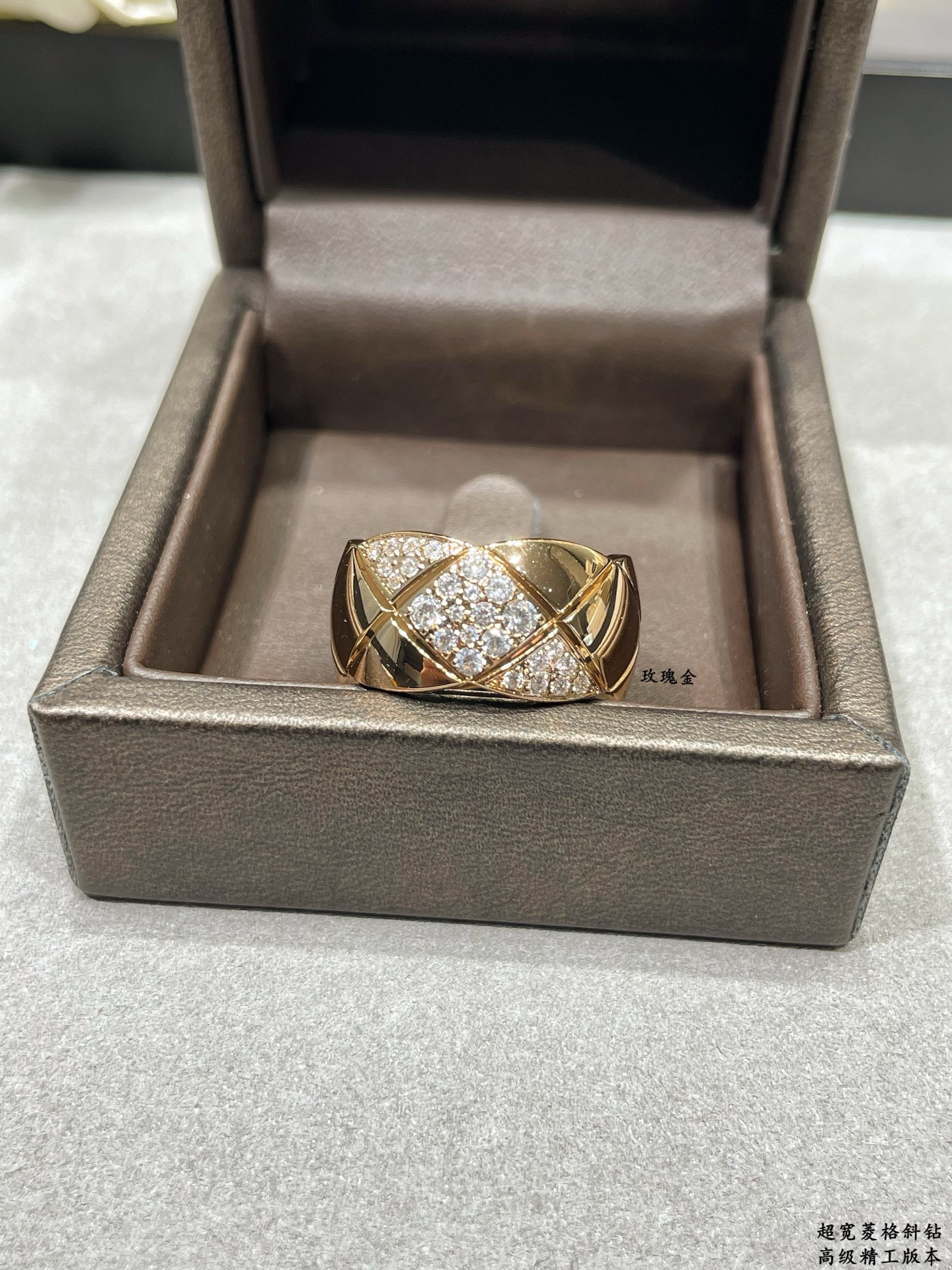V金材质 香奈儿超宽菱格斜钻戒指💍火。码数6789。香奈儿经典菱格戒指💍热销款 闪亮亮的折射出耀眼的火彩