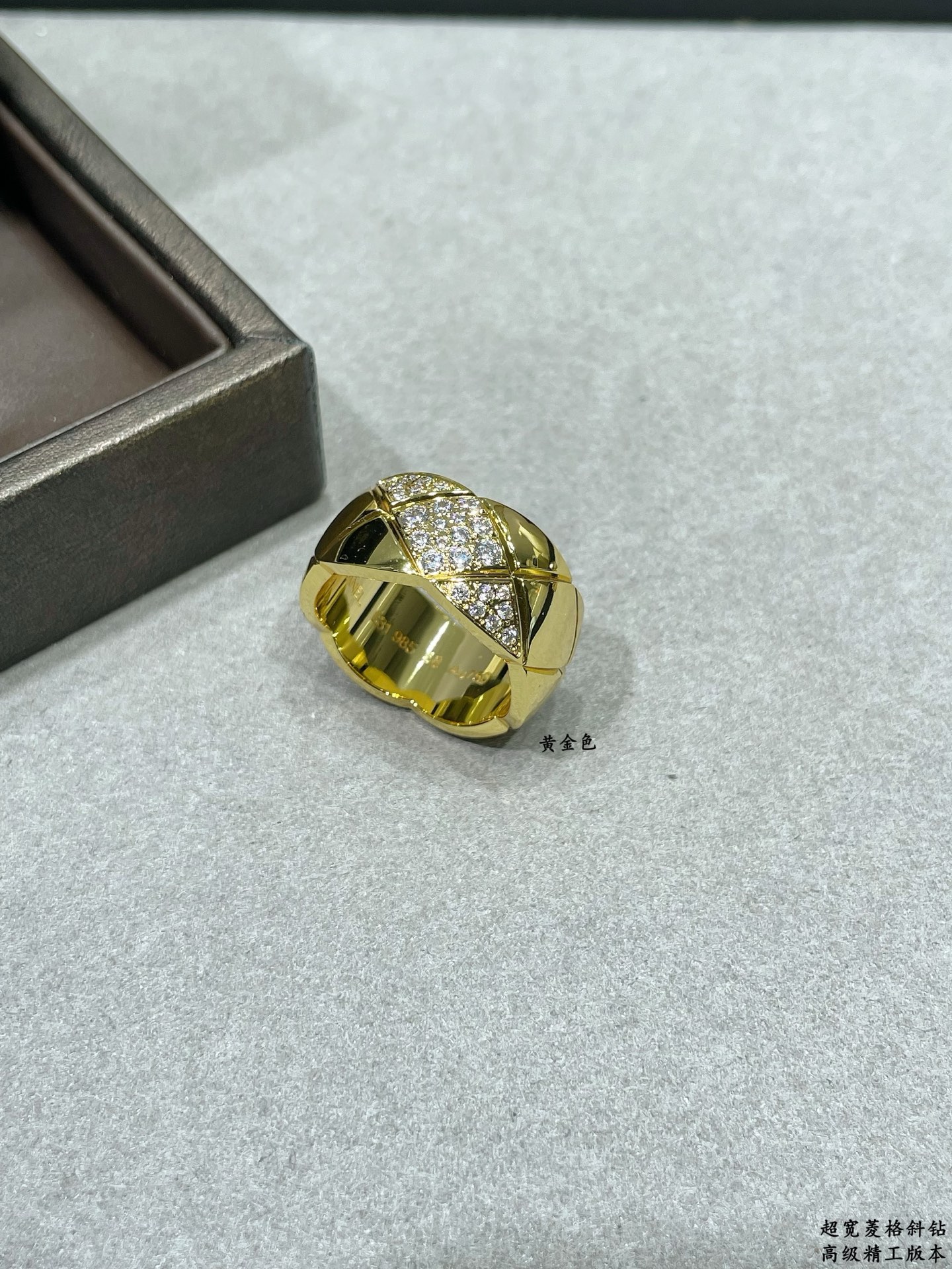 V金材质 香奈儿超宽菱格斜钻戒指💍火。码数6789。香奈儿经典菱格戒指💍热销款 闪亮亮的折射出耀眼的火彩
