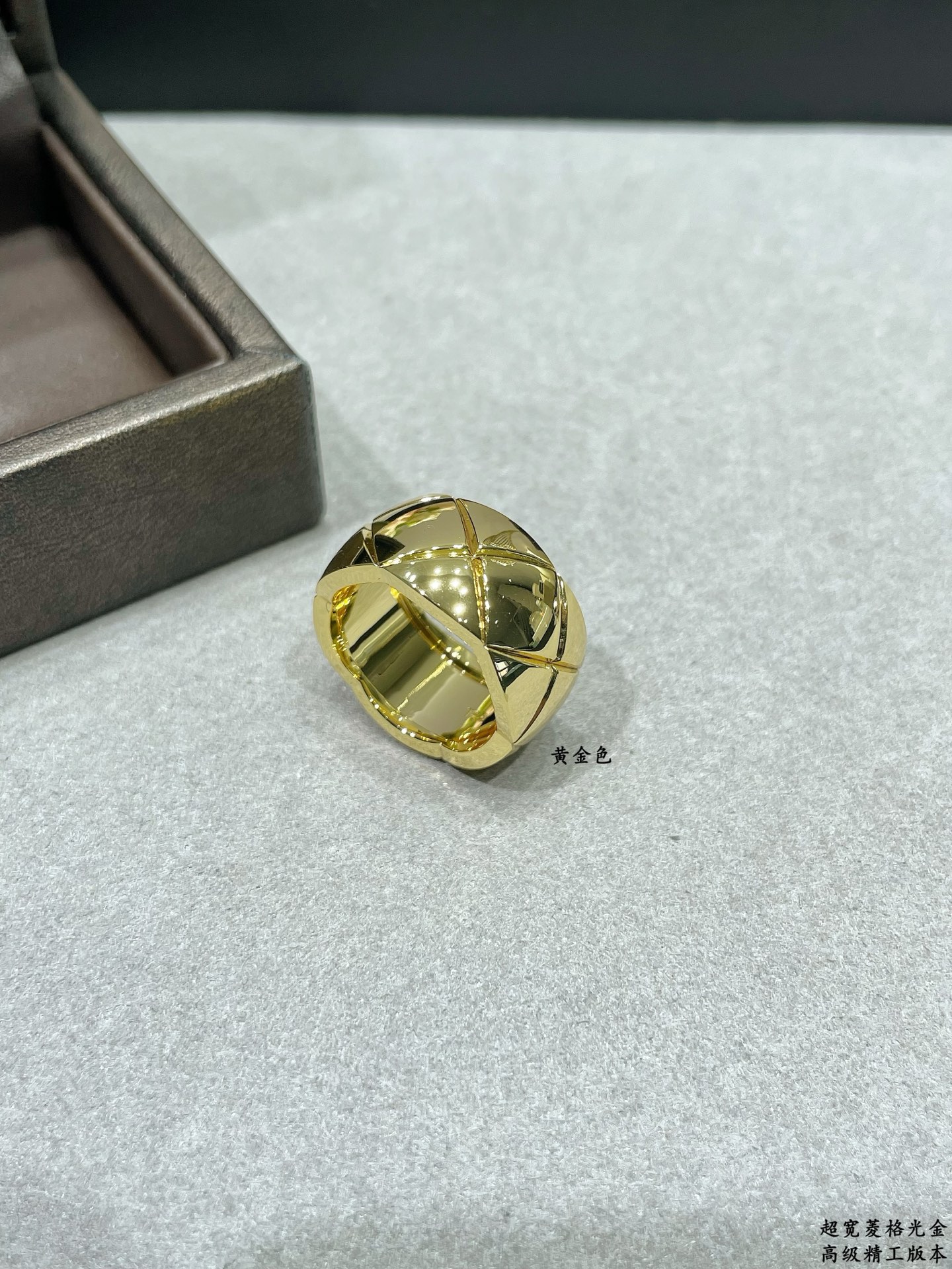 V金材质 香奈儿超宽菱格光金戒指💍火。码数6789。香奈儿经典菱格戒指💍热销款 闪亮亮的折射出耀眼的火彩