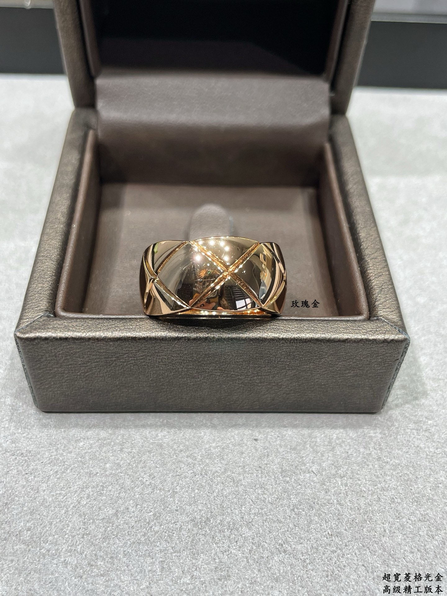 V金材质 香奈儿超宽菱格光金戒指💍火。码数6789。香奈儿经典菱格戒指💍热销款 闪亮亮的折射出耀眼的火彩