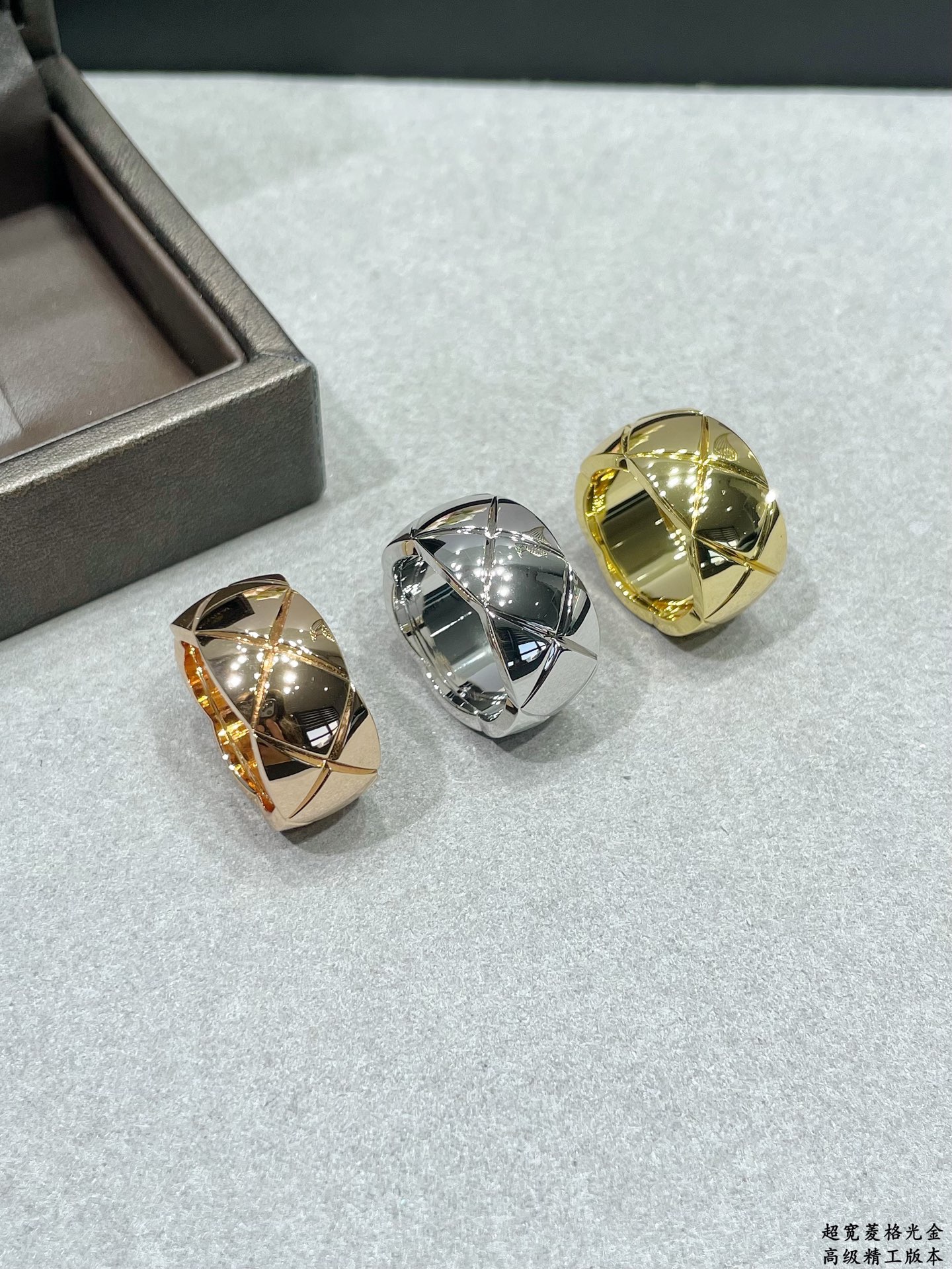 V金材质 香奈儿超宽菱格光金戒指💍火。码数6789。香奈儿经典菱格戒指💍热销款 闪亮亮的折射出耀眼的火彩
