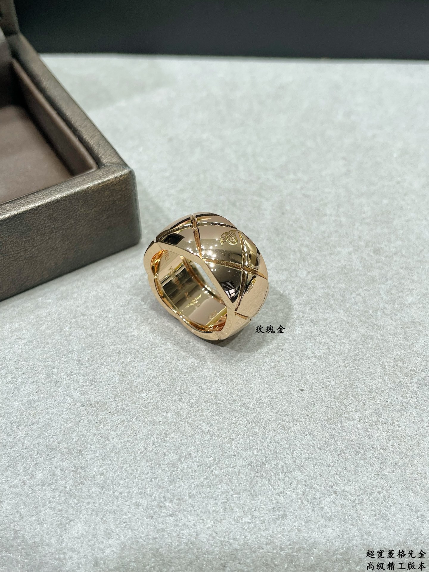 V金材质 香奈儿超宽菱格光金戒指💍火。码数6789。香奈儿经典菱格戒指💍热销款 闪亮亮的折射出耀眼的火彩