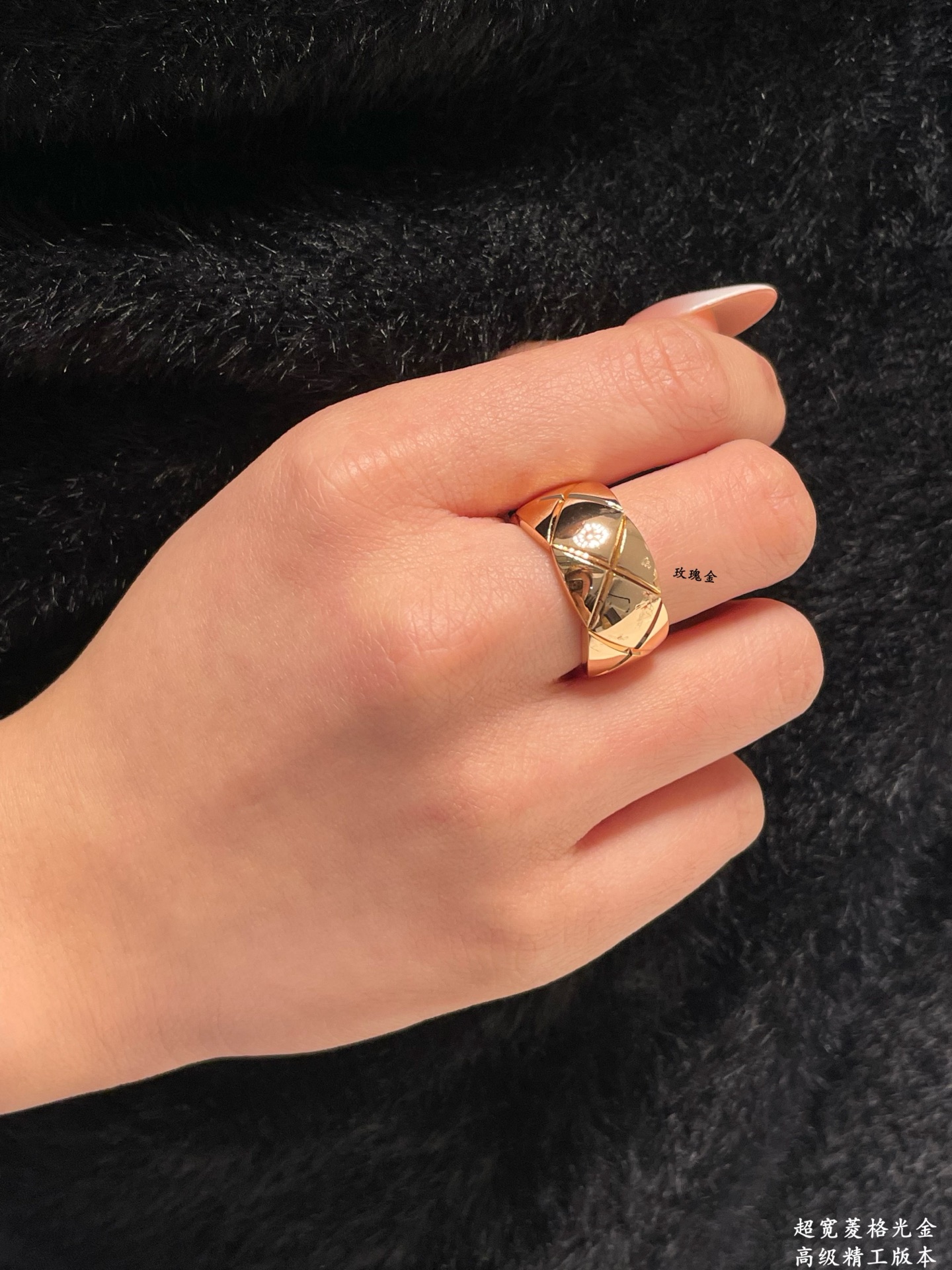 V金材质 香奈儿超宽菱格光金戒指💍火。码数6789。香奈儿经典菱格戒指💍热销款 闪亮亮的折射出耀眼的火彩