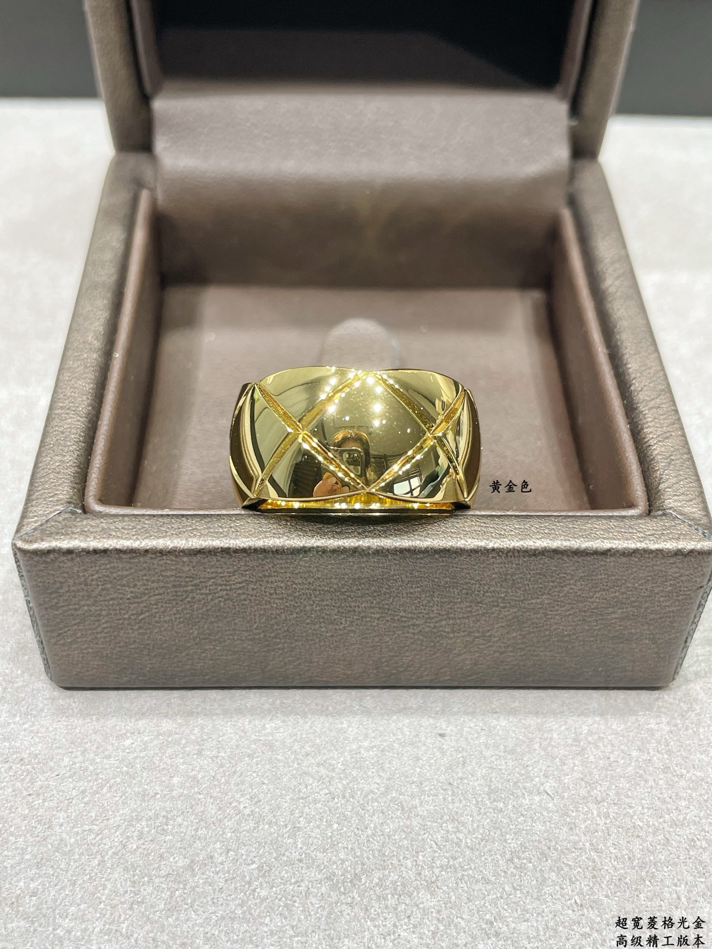 V金材质 香奈儿超宽菱格光金戒指💍火。码数6789。香奈儿经典菱格戒指💍热销款 闪亮亮的折射出耀眼的火彩