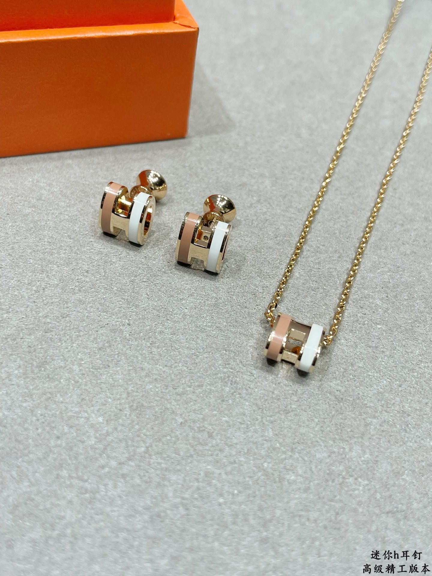 Orecchini Hermes Mini Pop H in metallo color oro rosa con smalto bianco e rosa cipria, diametro del perno di 9 mm