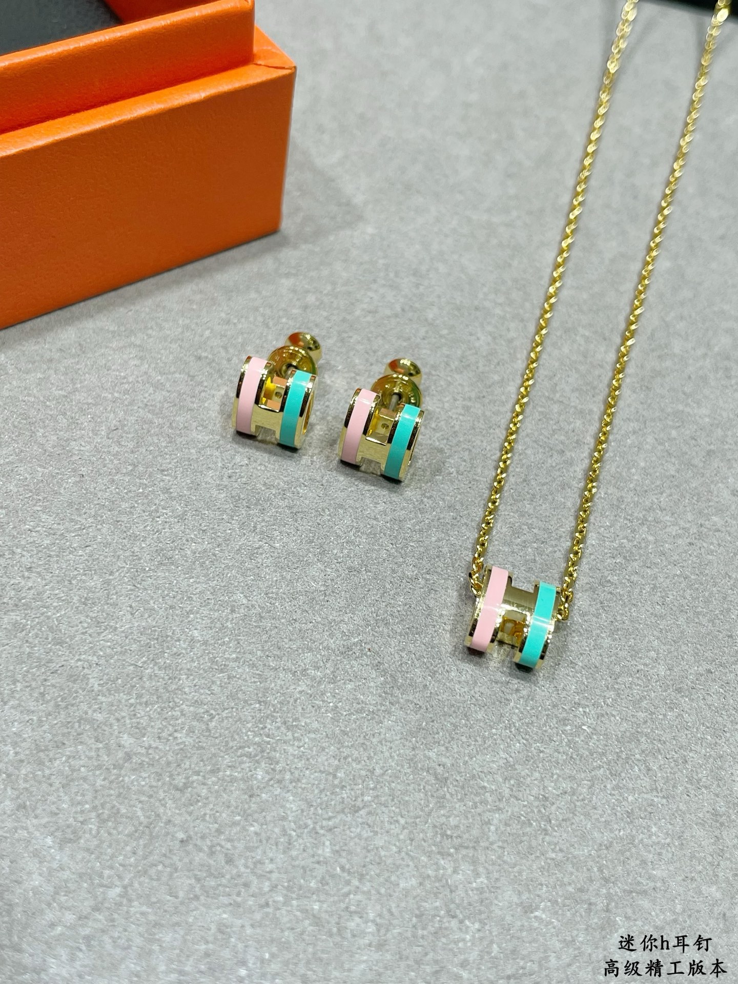Pendientes Hermes Mini Pop H de metal dorado con minitachuela de esmalte rosa pastel y turquesa