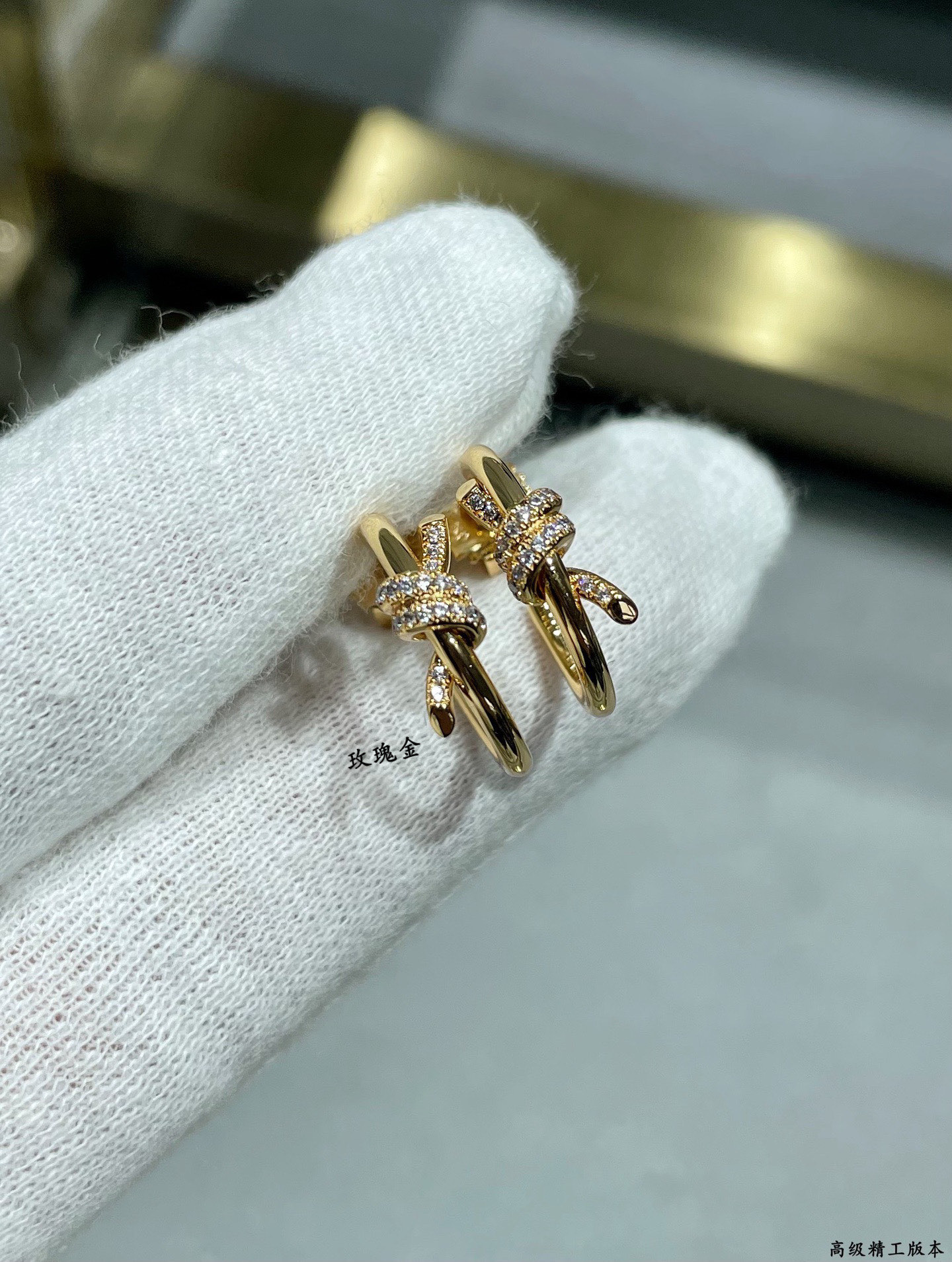 V金材质  官网开版，蒂芙尼CNCT绳结带钻耳圈❤️相互缠绕的末端，是情感联系的有力象征。优雅气质款，性