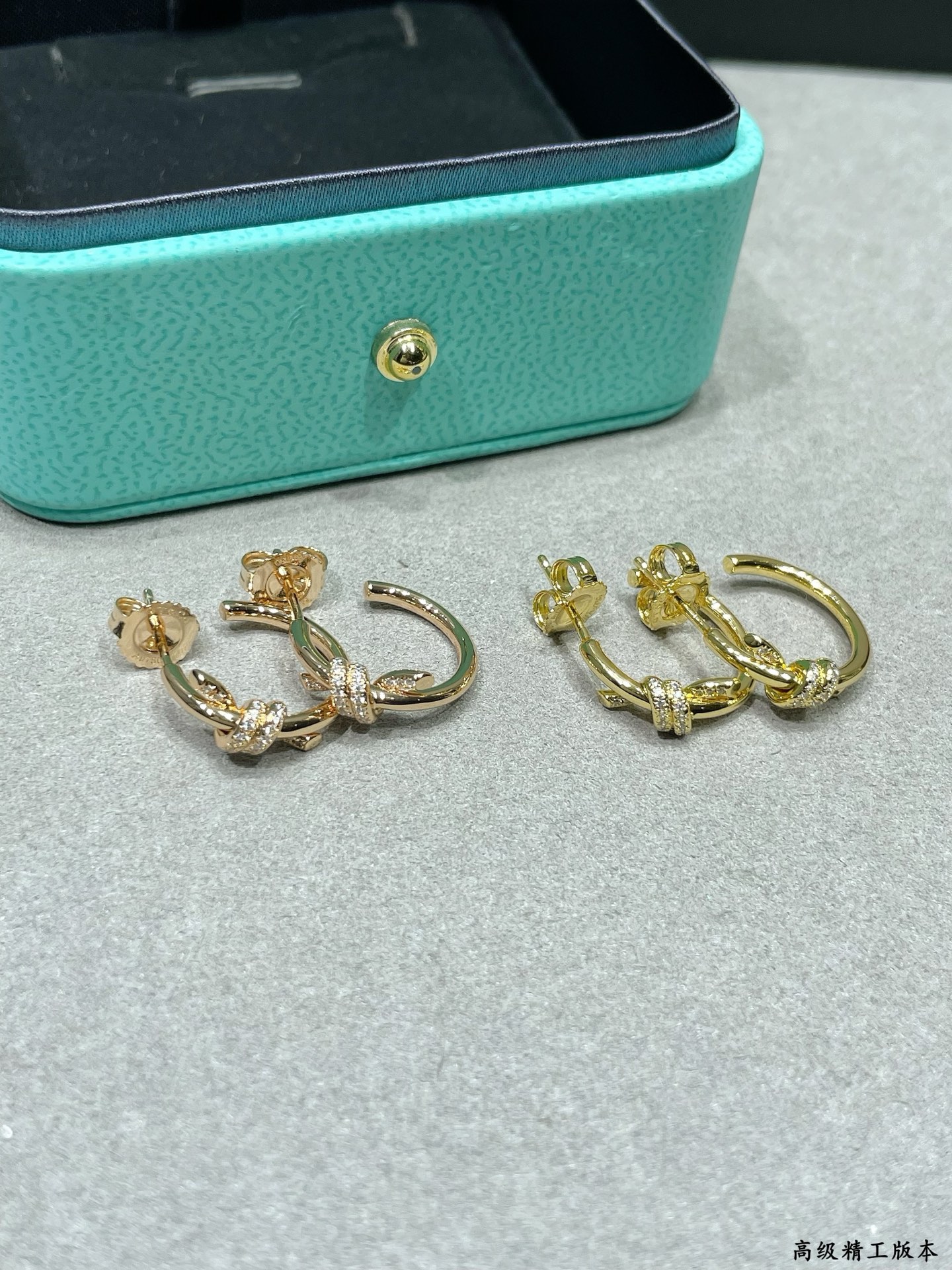 V金材质  官网开版，蒂芙尼CNCT绳结带钻耳圈❤️相互缠绕的末端，是情感联系的有力象征。优雅气质款，性