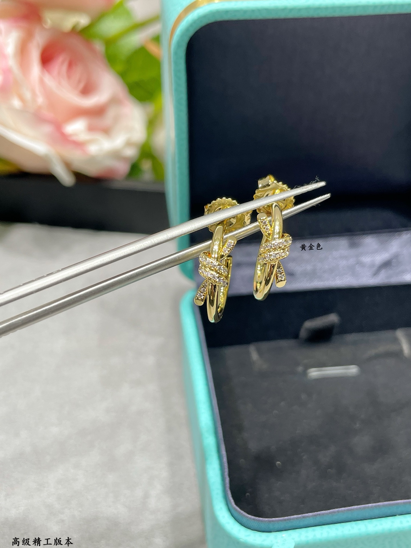 V金材质  官网开版，蒂芙尼CNCT绳结带钻耳圈❤️相互缠绕的末端，是情感联系的有力象征。优雅气质款，性