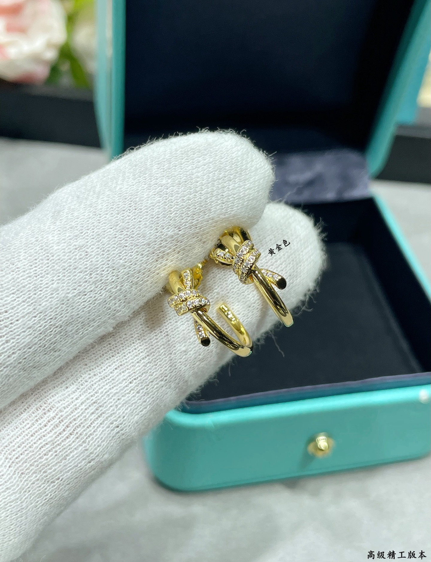 V金材质  官网开版，蒂芙尼CNCT绳结带钻耳圈❤️相互缠绕的末端，是情感联系的有力象征。优雅气质款，性