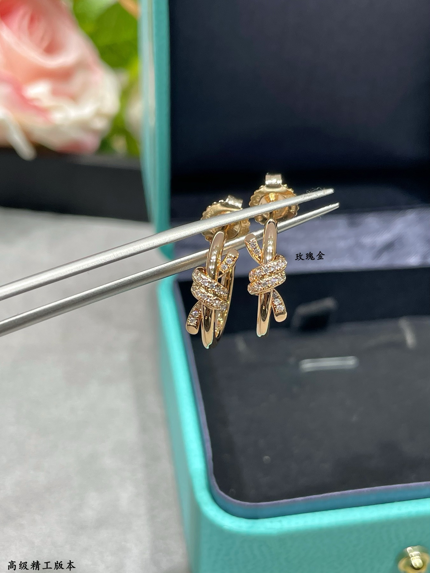 V金材质  官网开版，蒂芙尼CNCT绳结带钻耳圈❤️相互缠绕的末端，是情感联系的有力象征。优雅气质款，性