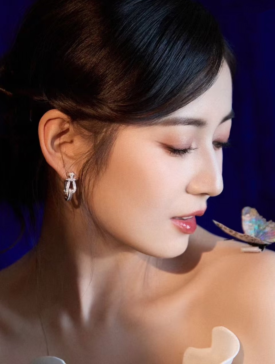 NO:720529,88230 V gold material, Fred Circle buckle full of diamond earrings, classic Fred Force series earrings. The iconic nautical cable is the design inspiration, which perfectly blends the sense of strength and sophistication. The pavé diamonds on the surface make the entire chain shine brightly, Cartier high-end jewelry1986090988230 V金材质 费雷德圆圈搭扣满钻耳拍 经典的Fred Force系列耳钉 标志性的航海缆绳为设计灵感,把力量感与精致感完美融合在了一起.表面密镶的钻石让整个链条闪耀着璀璨光芒,,卡迪亚高端饰品,Jewelry