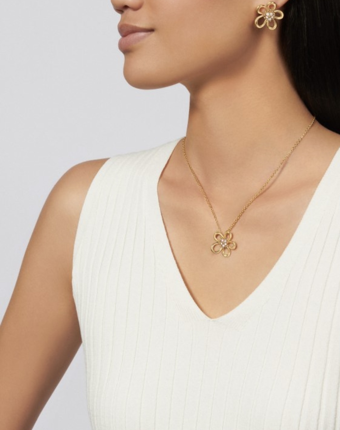 V金材质 VCA花蕊带钻项链🌼采用镂空五瓣花朵造型，线条流畅又富有立体感，花瓣是灵动的线条，不会显得呆板