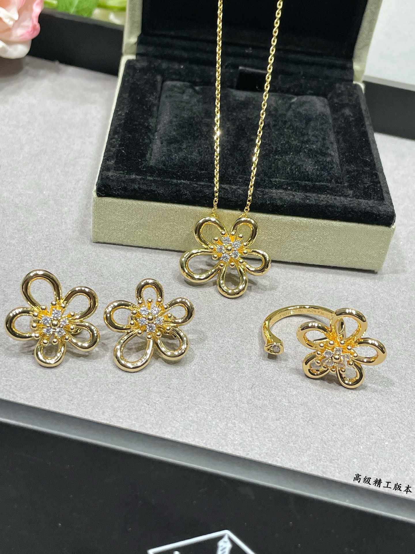 V金材质 VCA花蕊带钻项链🌼采用镂空五瓣花朵造型，线条流畅又富有立体感，花瓣是灵动的线条，不会显得呆板
