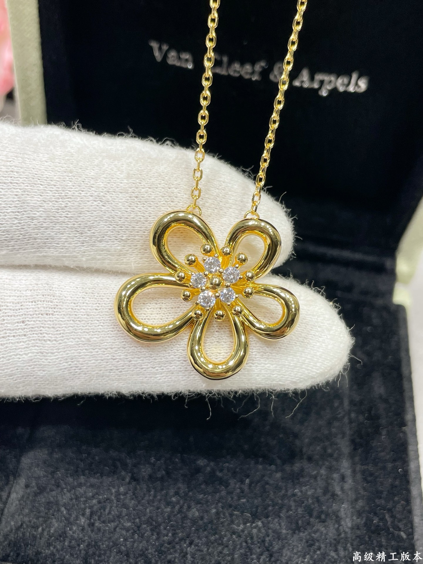 V金材质 VCA花蕊带钻项链🌼采用镂空五瓣花朵造型，线条流畅又富有立体感，花瓣是灵动的线条，不会显得呆板