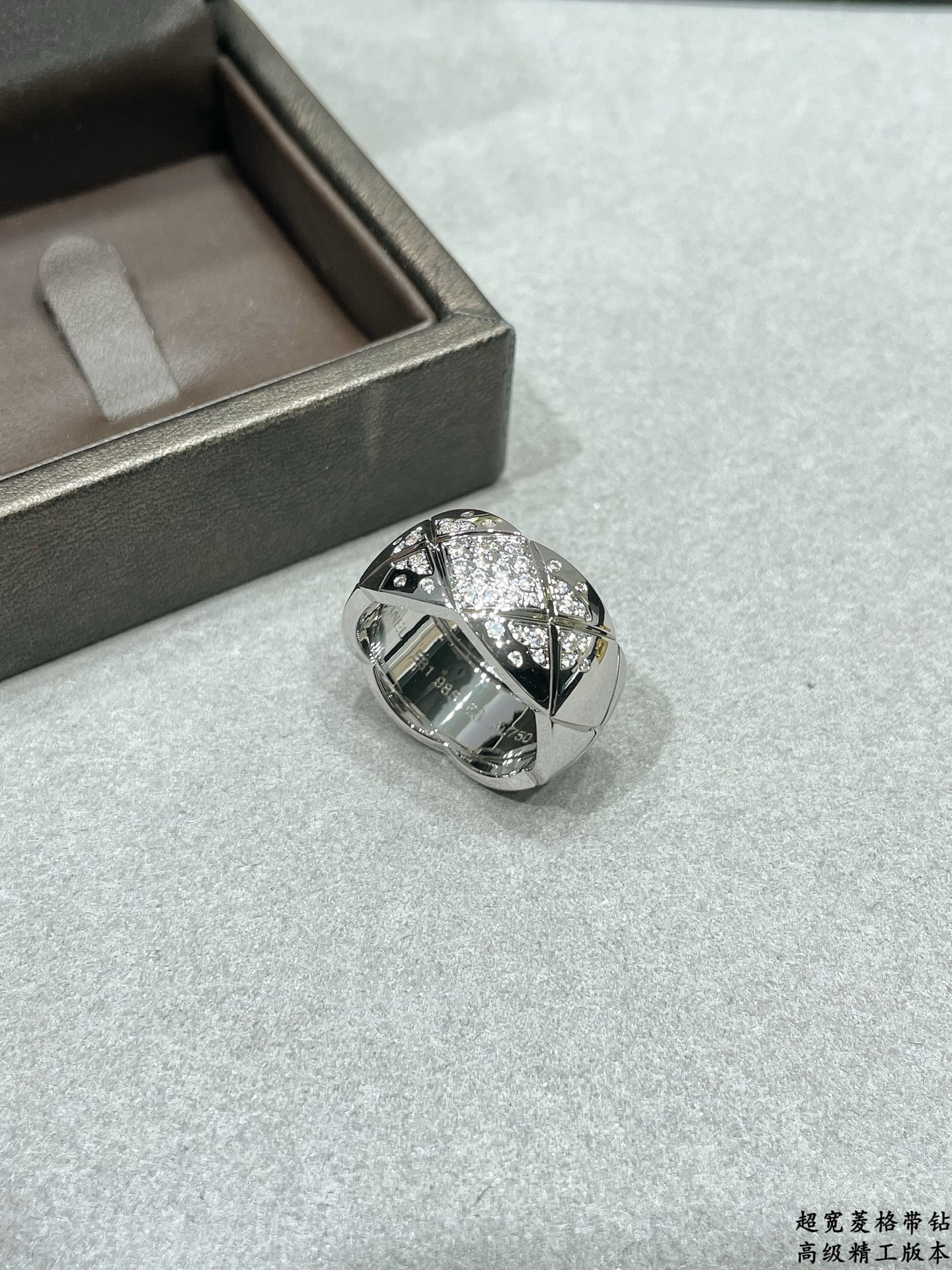 V金材质 香奈儿超宽菱格带钻戒指💍火。码数6789。香奈儿经典菱格戒指💍热销款 闪亮亮的折射出耀眼的火彩
