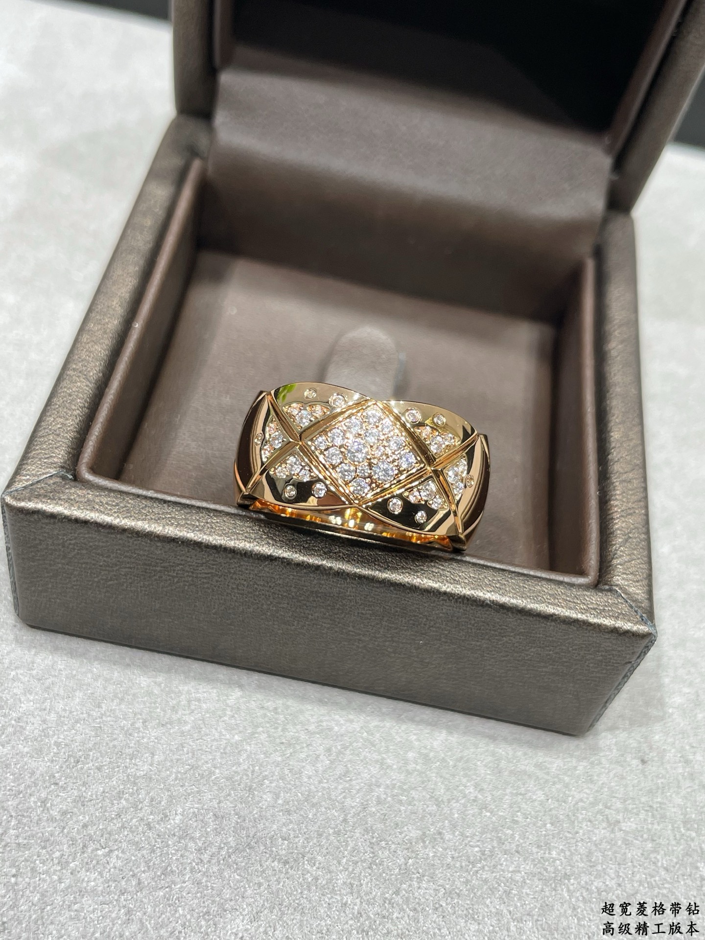 V金材质 香奈儿超宽菱格带钻戒指💍火。码数6789。香奈儿经典菱格戒指💍热销款 闪亮亮的折射出耀眼的火彩