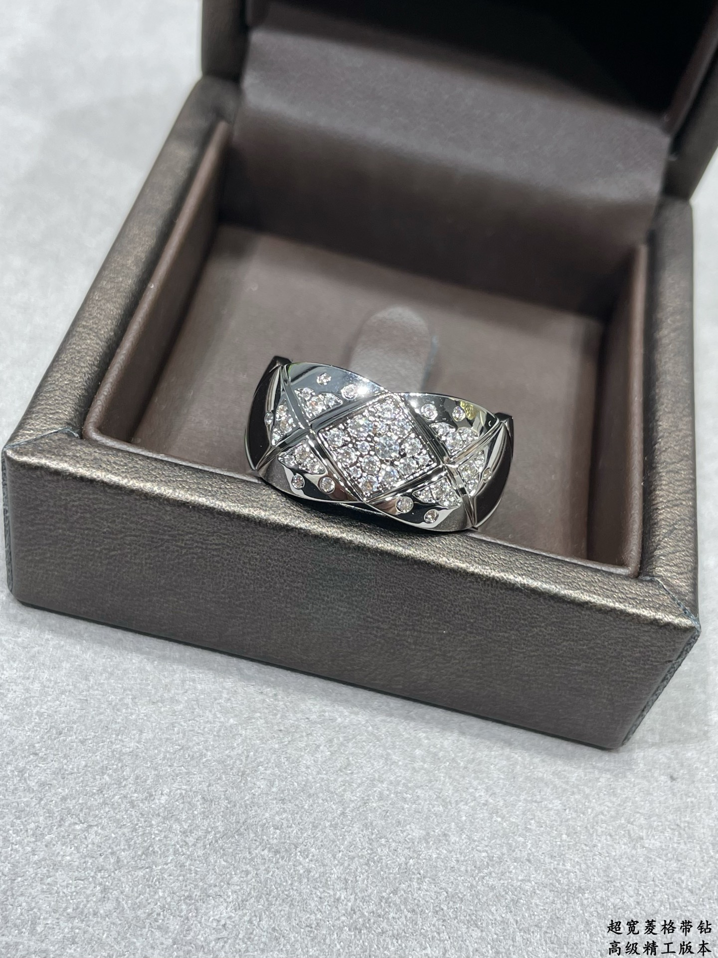 V金材质 香奈儿超宽菱格带钻戒指💍火。码数6789。香奈儿经典菱格戒指💍热销款 闪亮亮的折射出耀眼的火彩