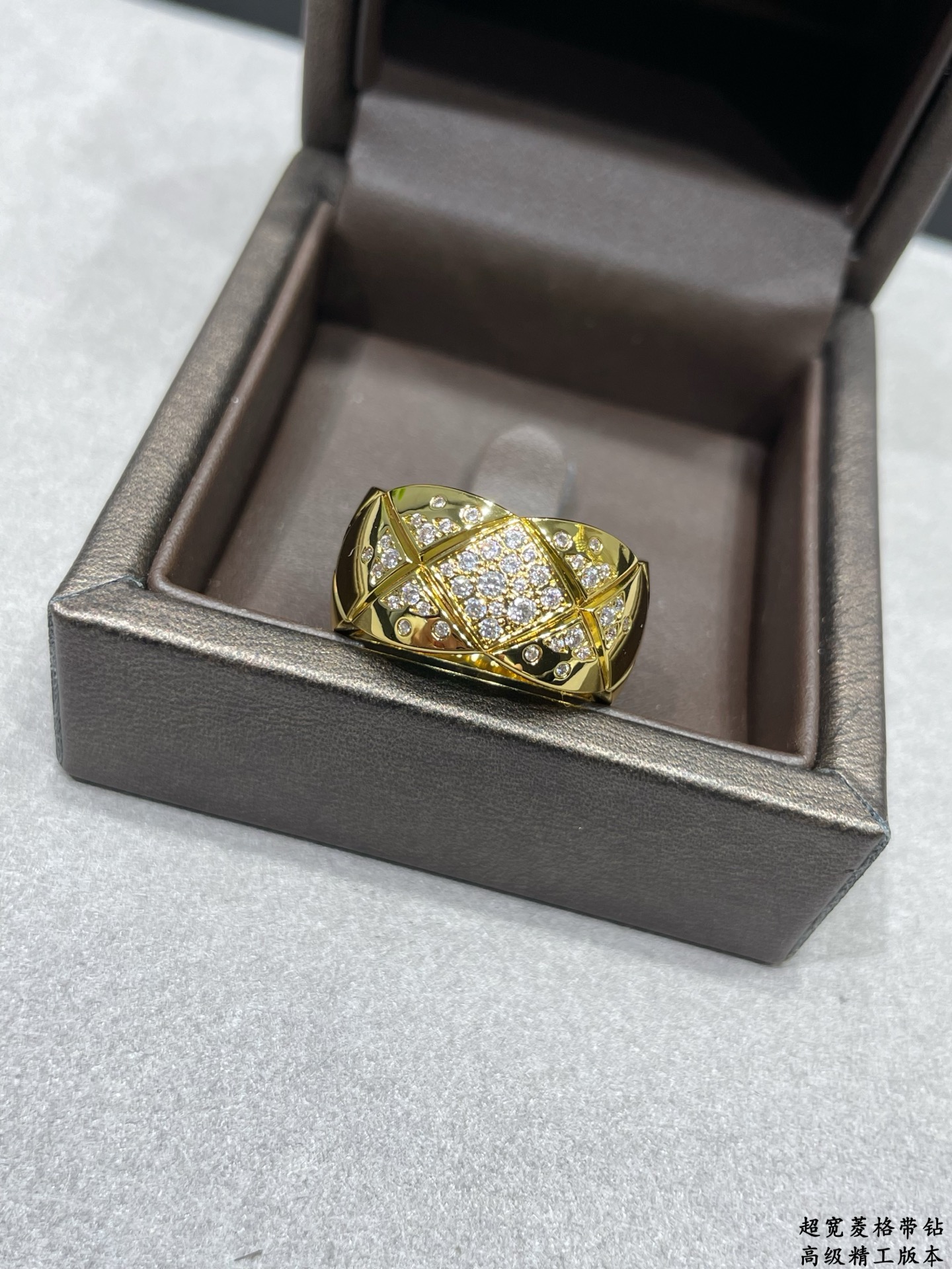 V金材质 香奈儿超宽菱格带钻戒指💍火。码数6789。香奈儿经典菱格戒指💍热销款 闪亮亮的折射出耀眼的火彩