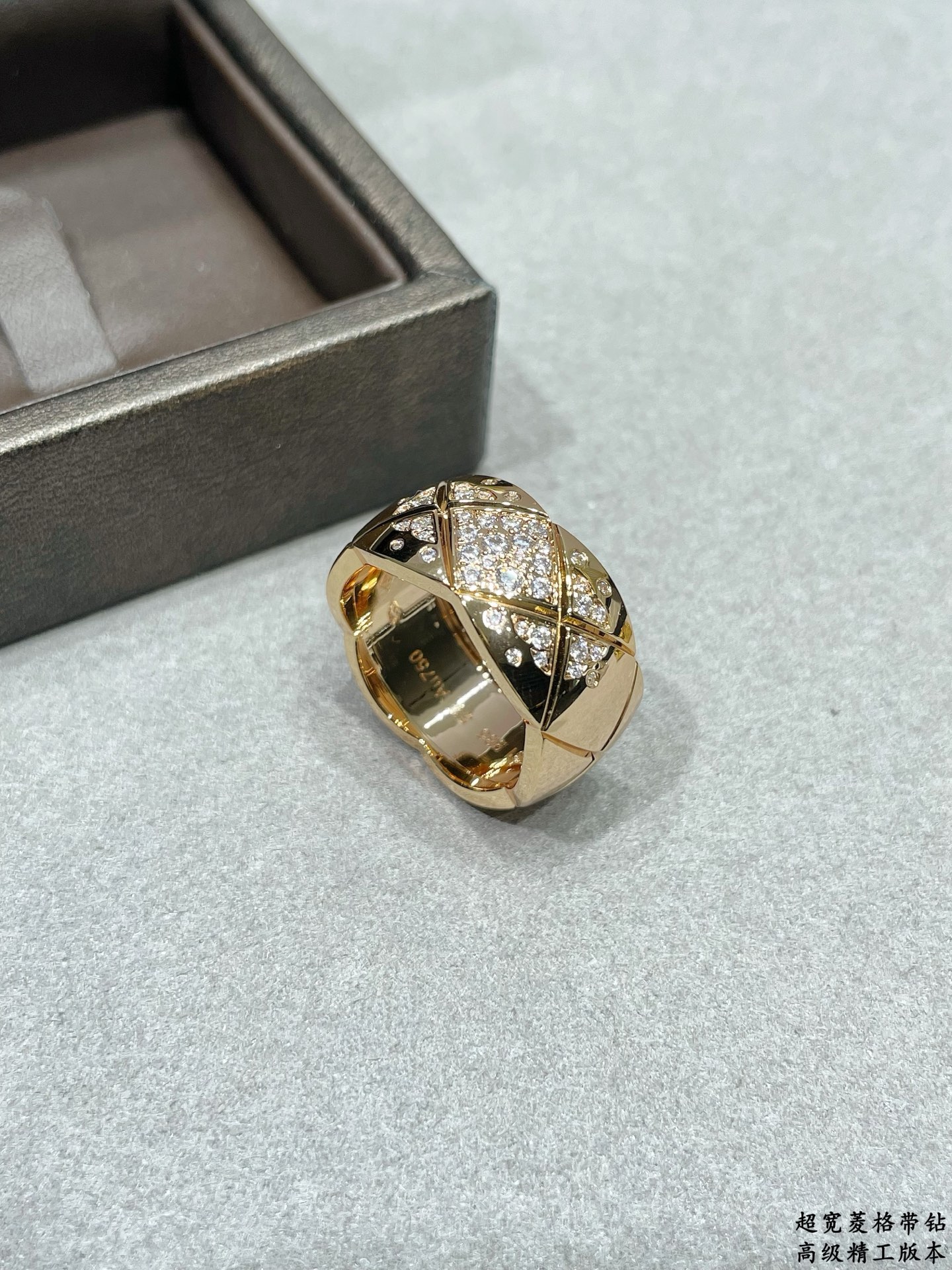 V金材质 香奈儿超宽菱格带钻戒指💍火。码数6789。香奈儿经典菱格戒指💍热销款 闪亮亮的折射出耀眼的火彩