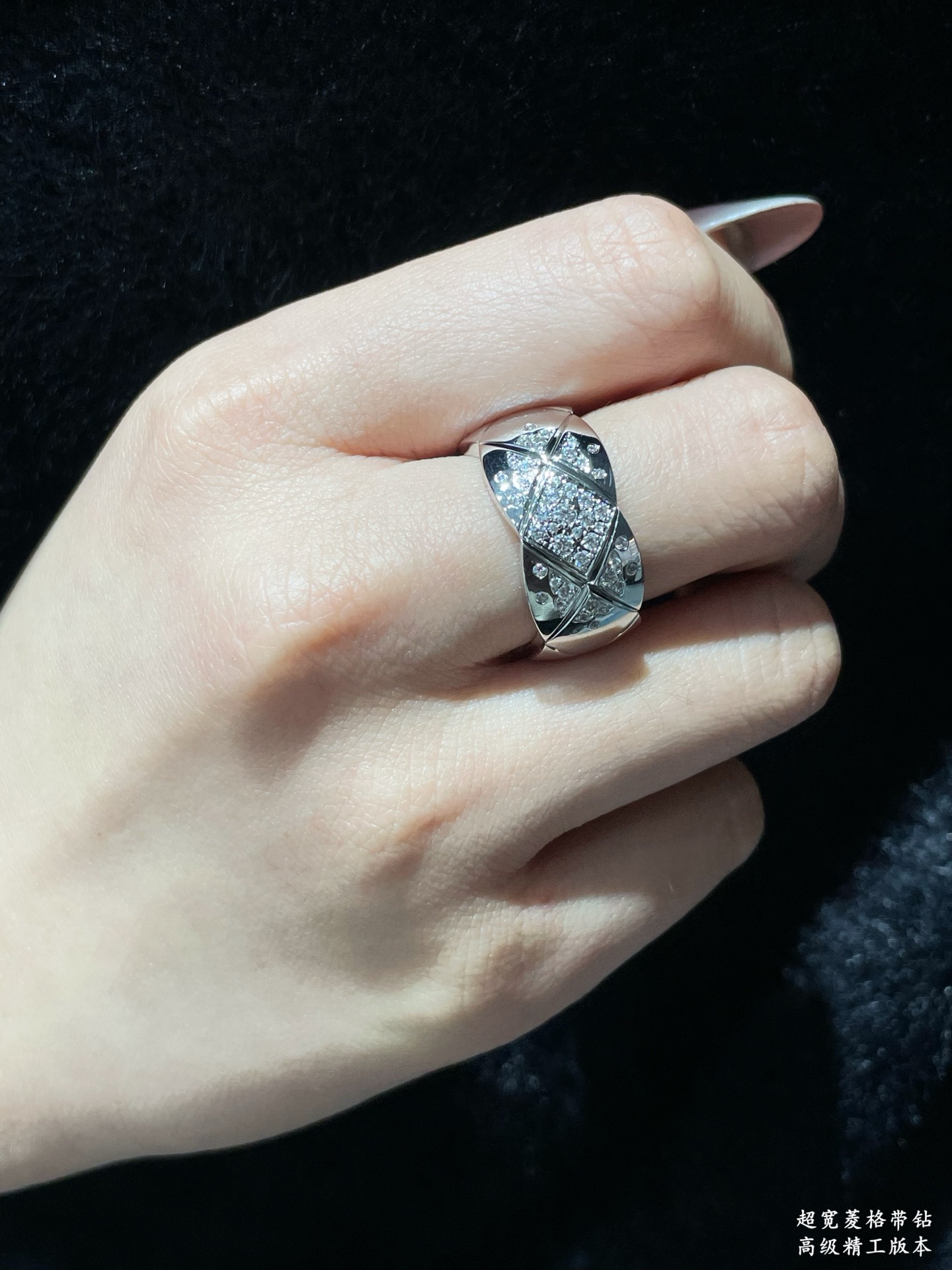 V金材质 香奈儿超宽菱格带钻戒指💍火。码数6789。香奈儿经典菱格戒指💍热销款 闪亮亮的折射出耀眼的火彩