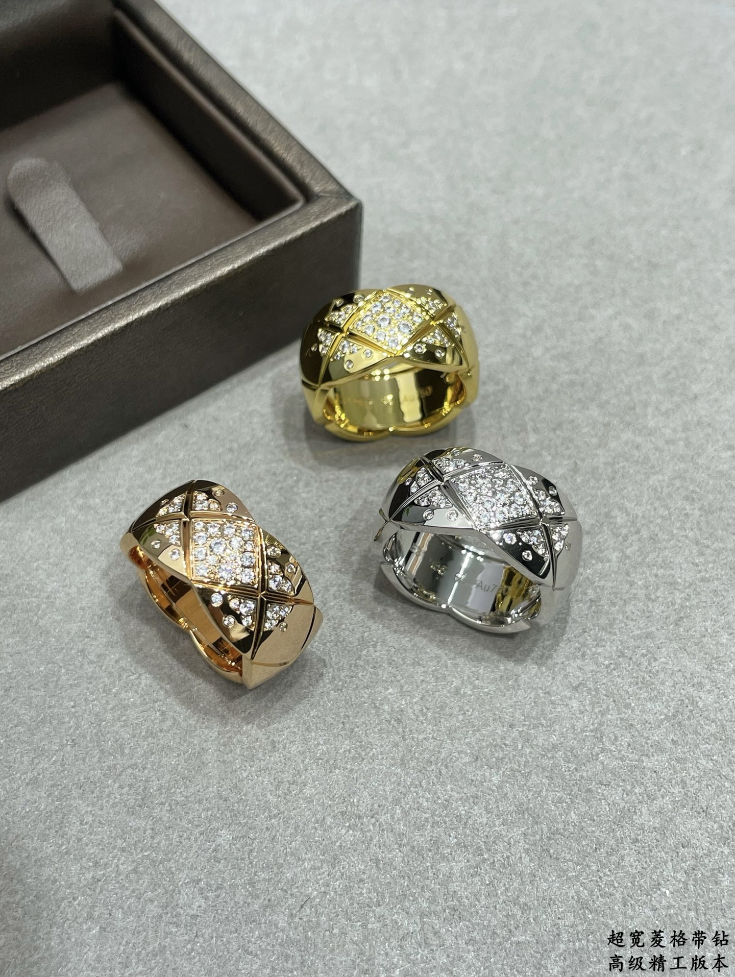 V金材质 香奈儿超宽菱格带钻戒指💍火。码数6789。香奈儿经典菱格戒指💍热销款 闪亮亮的折射出耀眼的火彩