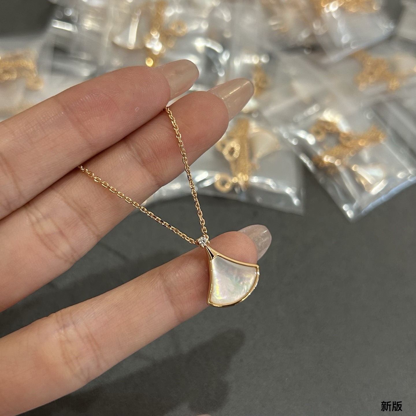 Ha llegado el nuevo collar tipo vestido de Bvlgari, 5140180