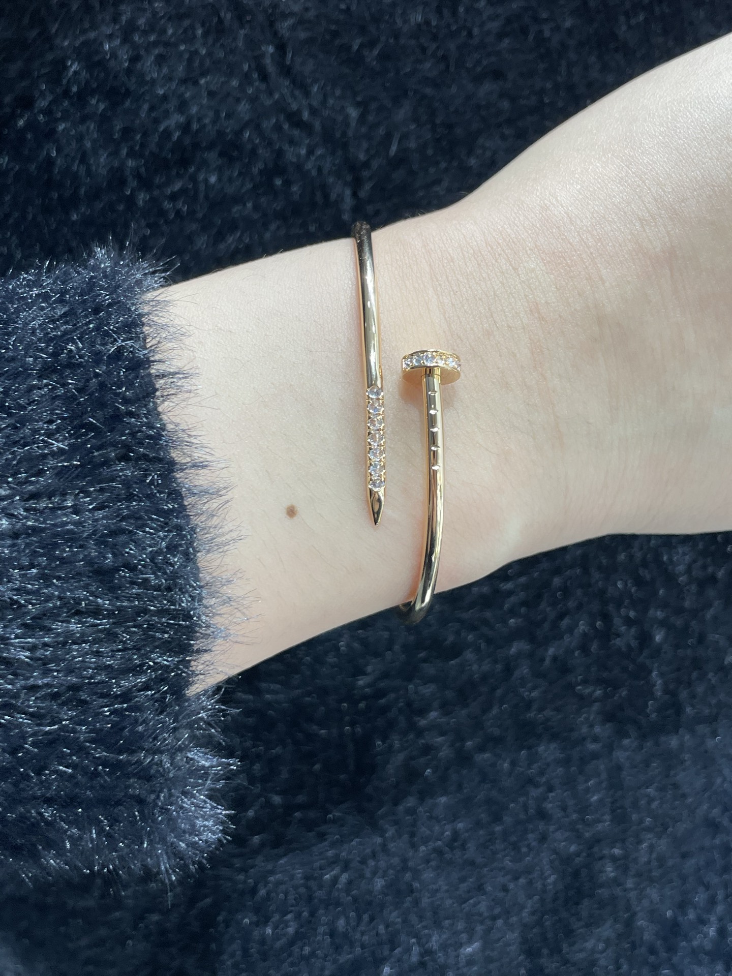 NO:720842,V gold material, code number 16.17. CNC version Cartier fine version seven diamond hollow tube nail bracelet, three colors, the nails are inlaid with diamonds, paved on the head and side of the nails, the simple shape adds a sense of luxury, the hollow tube design has its own elasticity.,,cartier,bracelet,Cartier high-end jewelry19860909V金材质 码数16.17.CNC对版 卡地亚细版七钻空心管钉子手镯,三色齐,钉子镶嵌了钻石,在钉子的头部跟侧面铺镶,简约造型更添奢华感,空心管设计自带弹力.,,cartier,bracelet,卡迪亚高端饰品,Jewelry