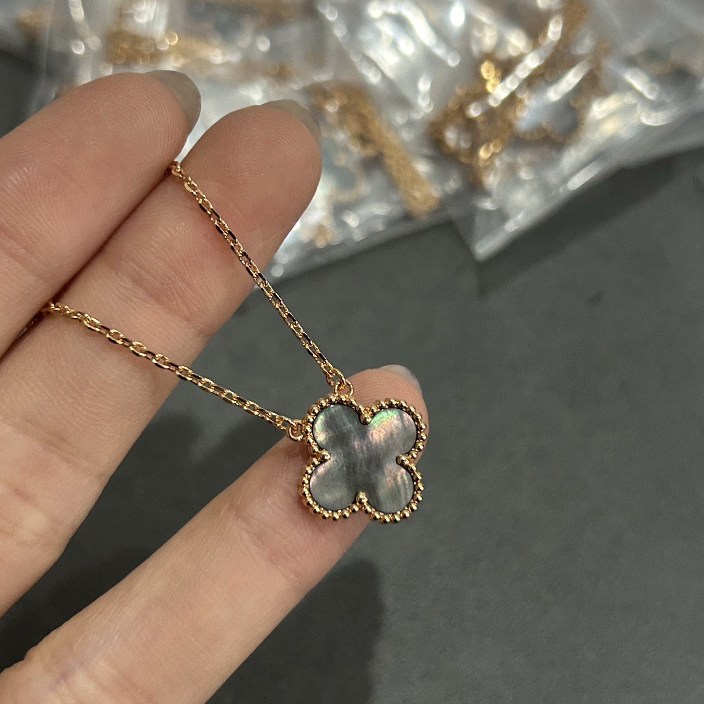 El collar de cuatro hojas gris perla de VCA ha llegado, 5140210